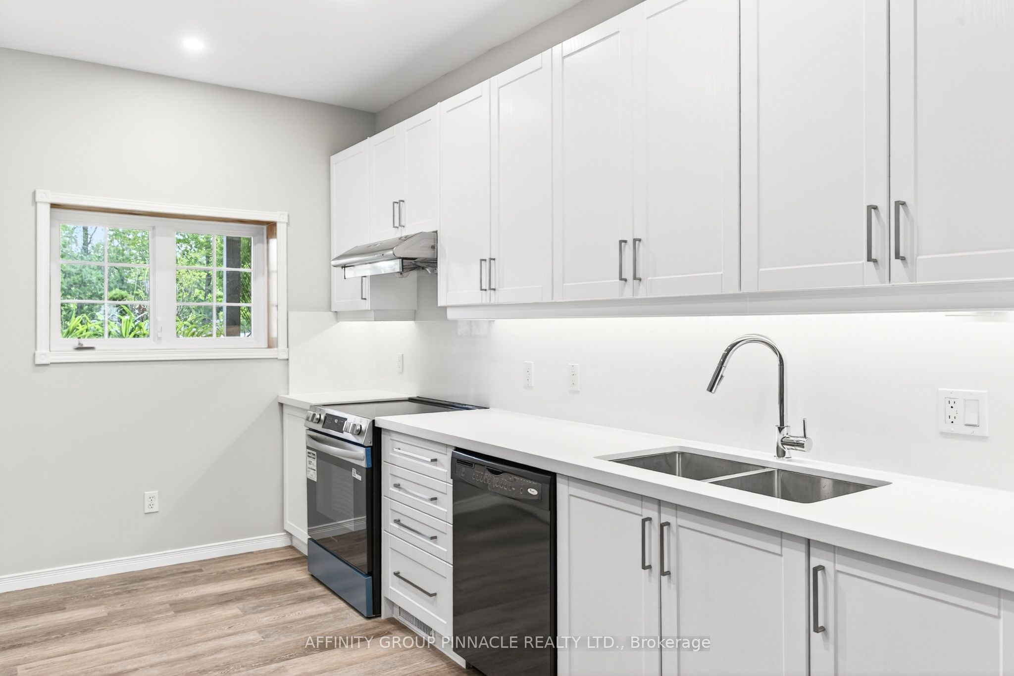 4 Head Street Property Photo 25