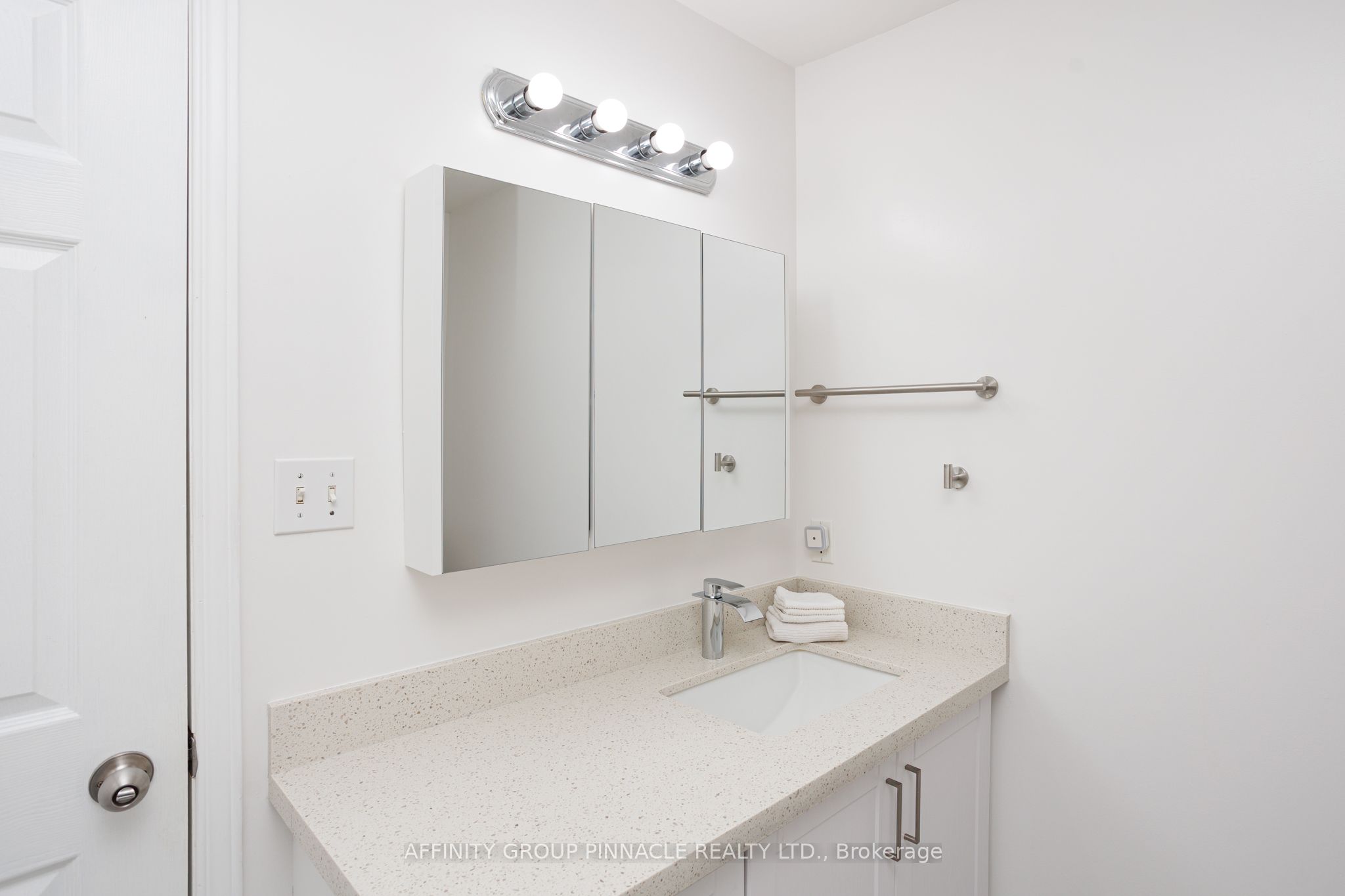 4 Head Street Property Photo 33