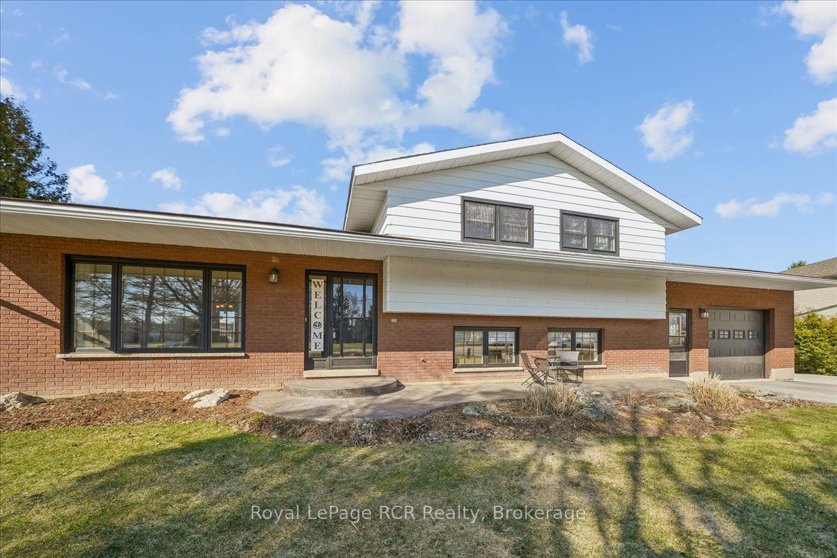 883 30th Street W Property Photo 4