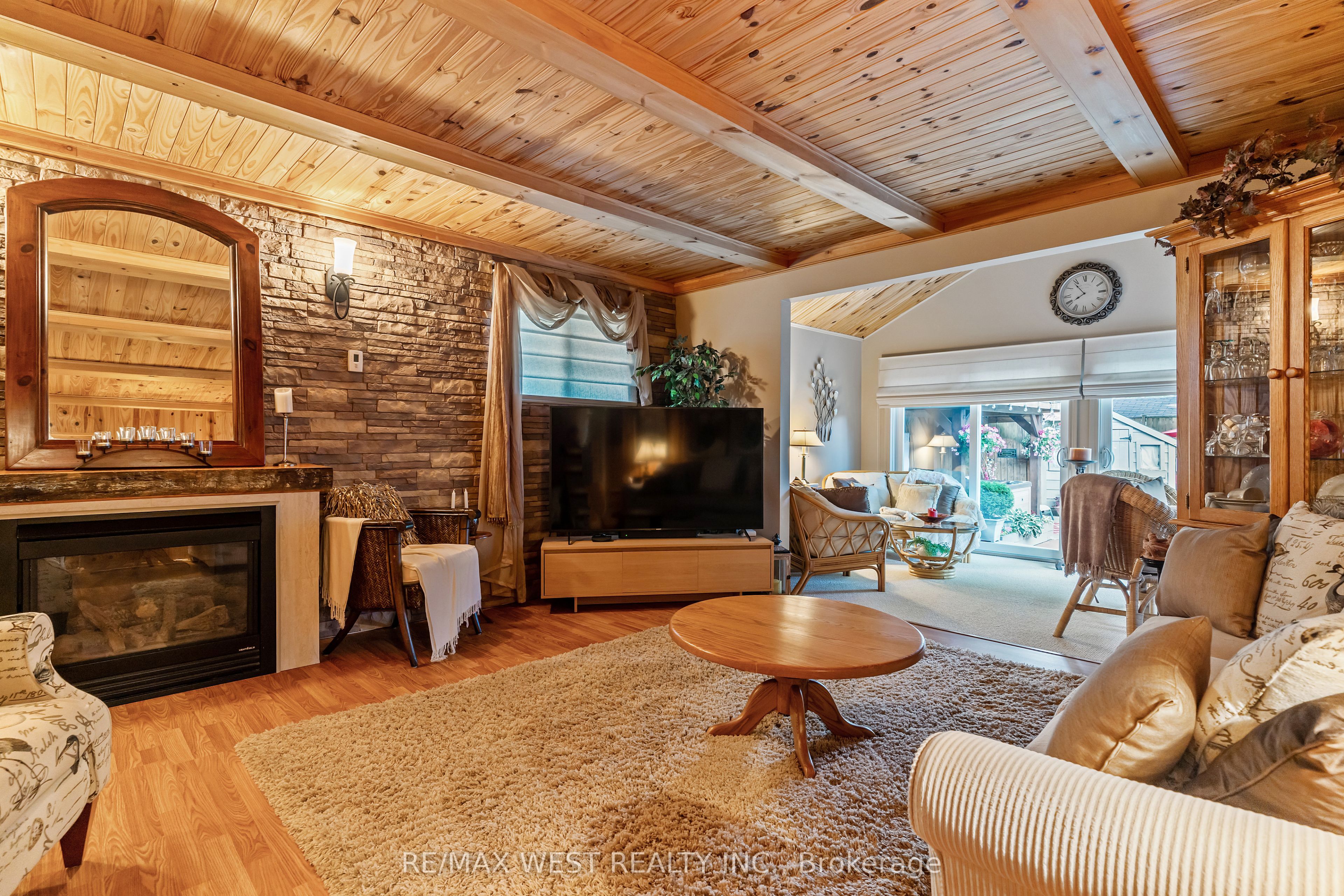 560 Peel Street Property Photo 7