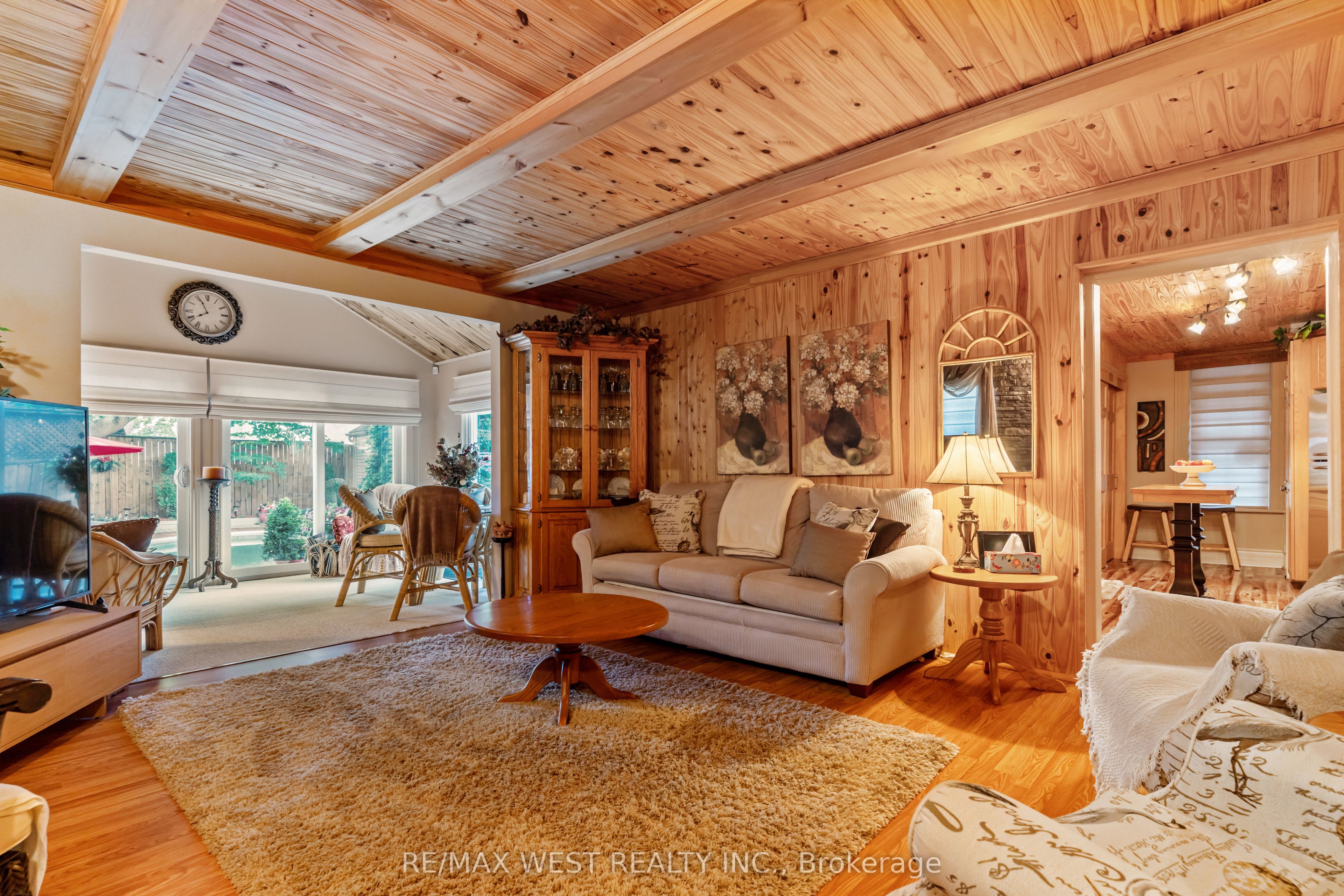 560 Peel Street Property Photo 8