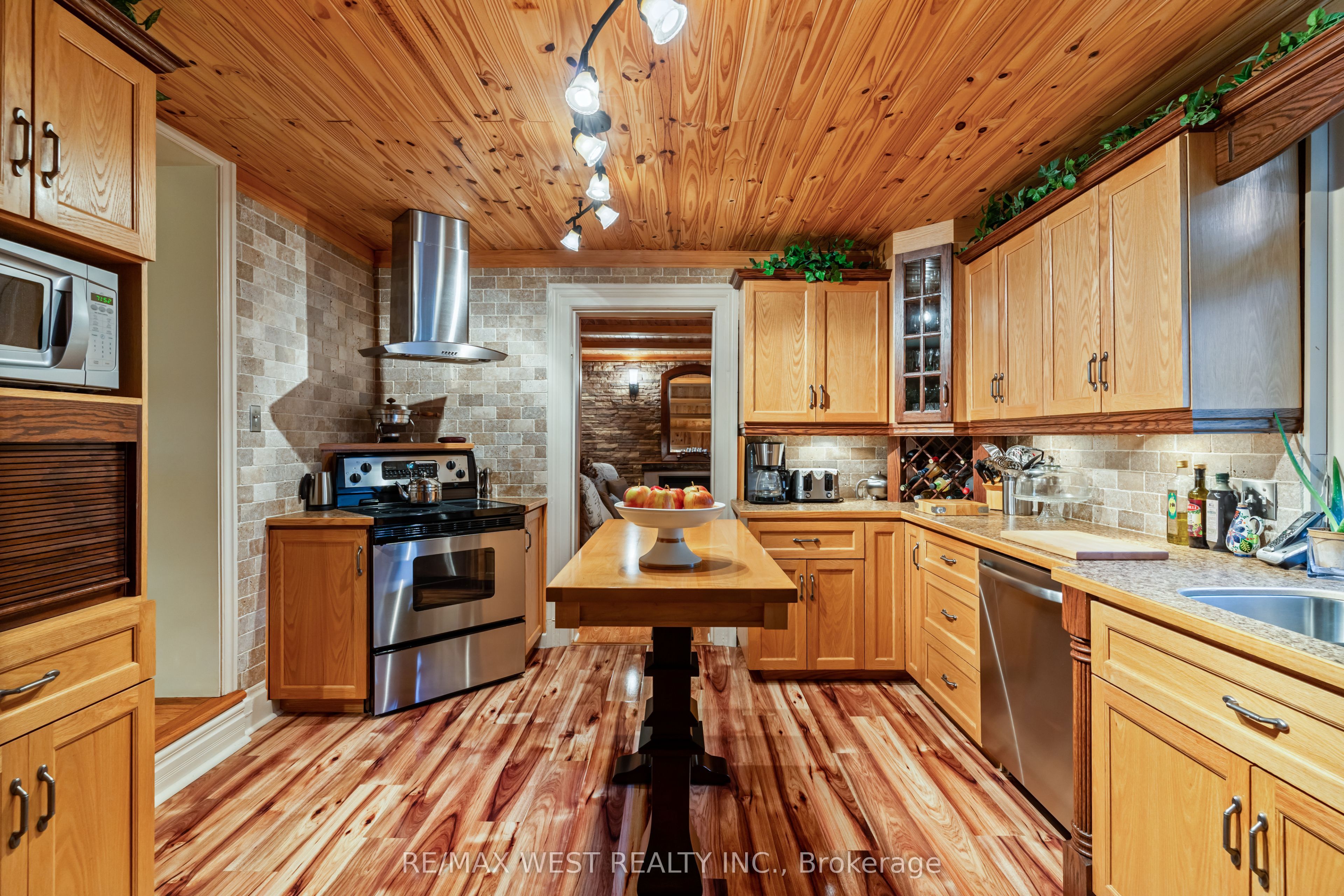560 Peel Street Property Photo 9