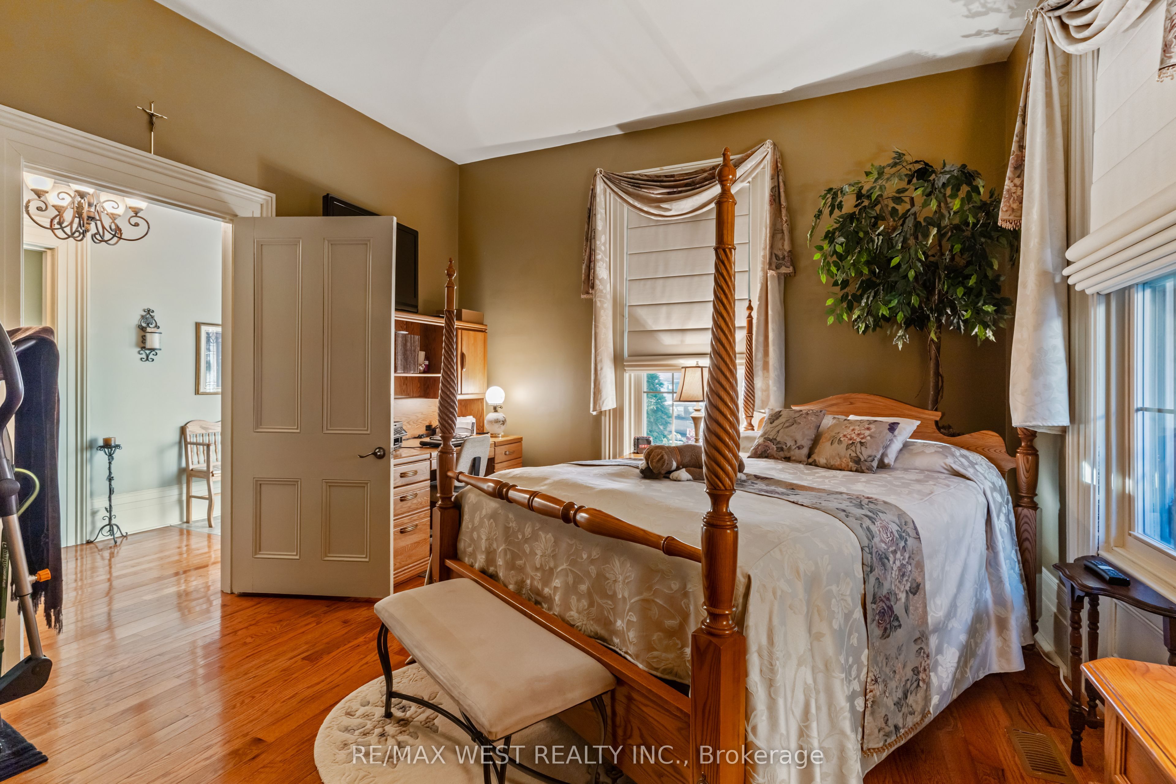 560 Peel Street Property Photo 10