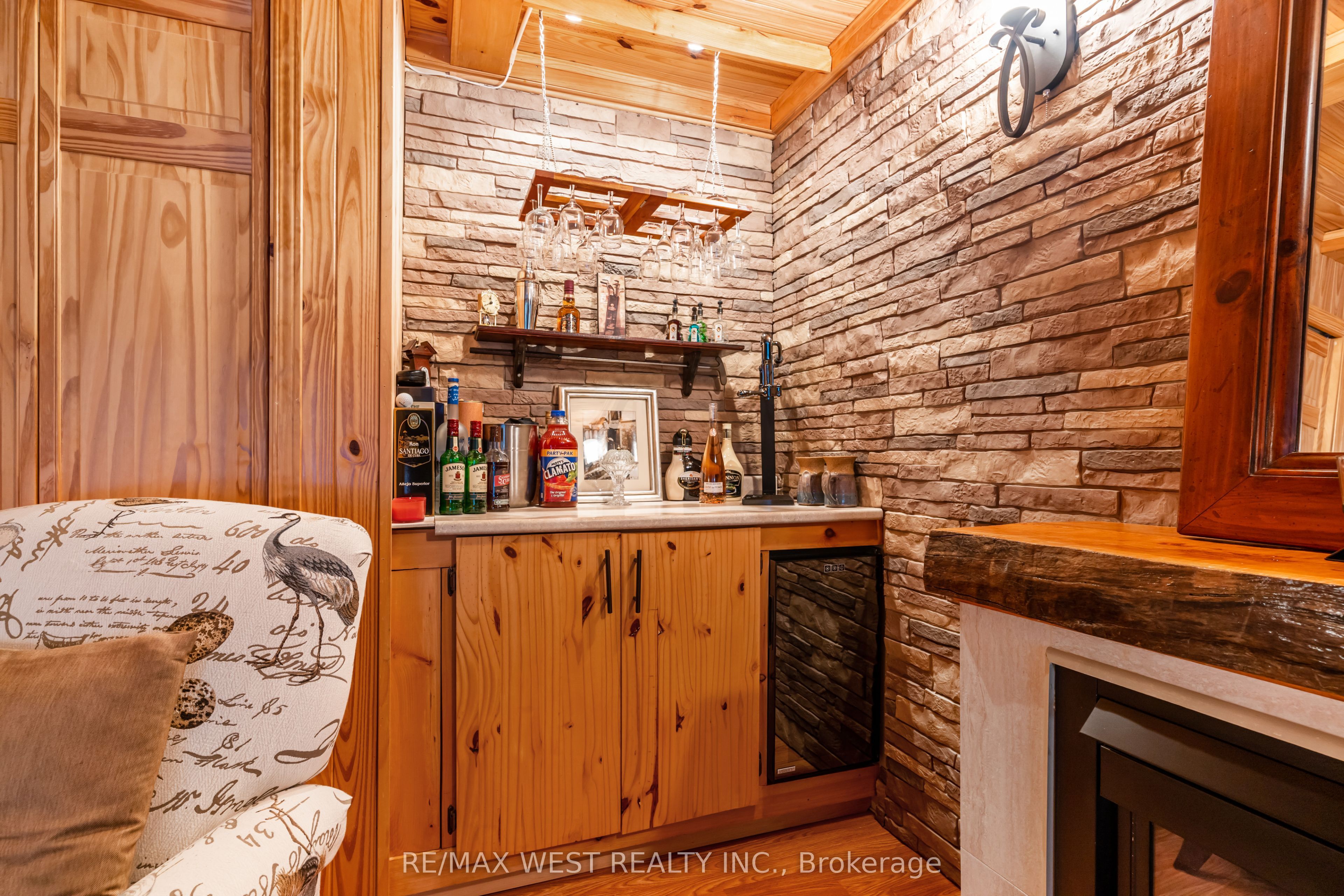 560 Peel Street Property Photo 13
