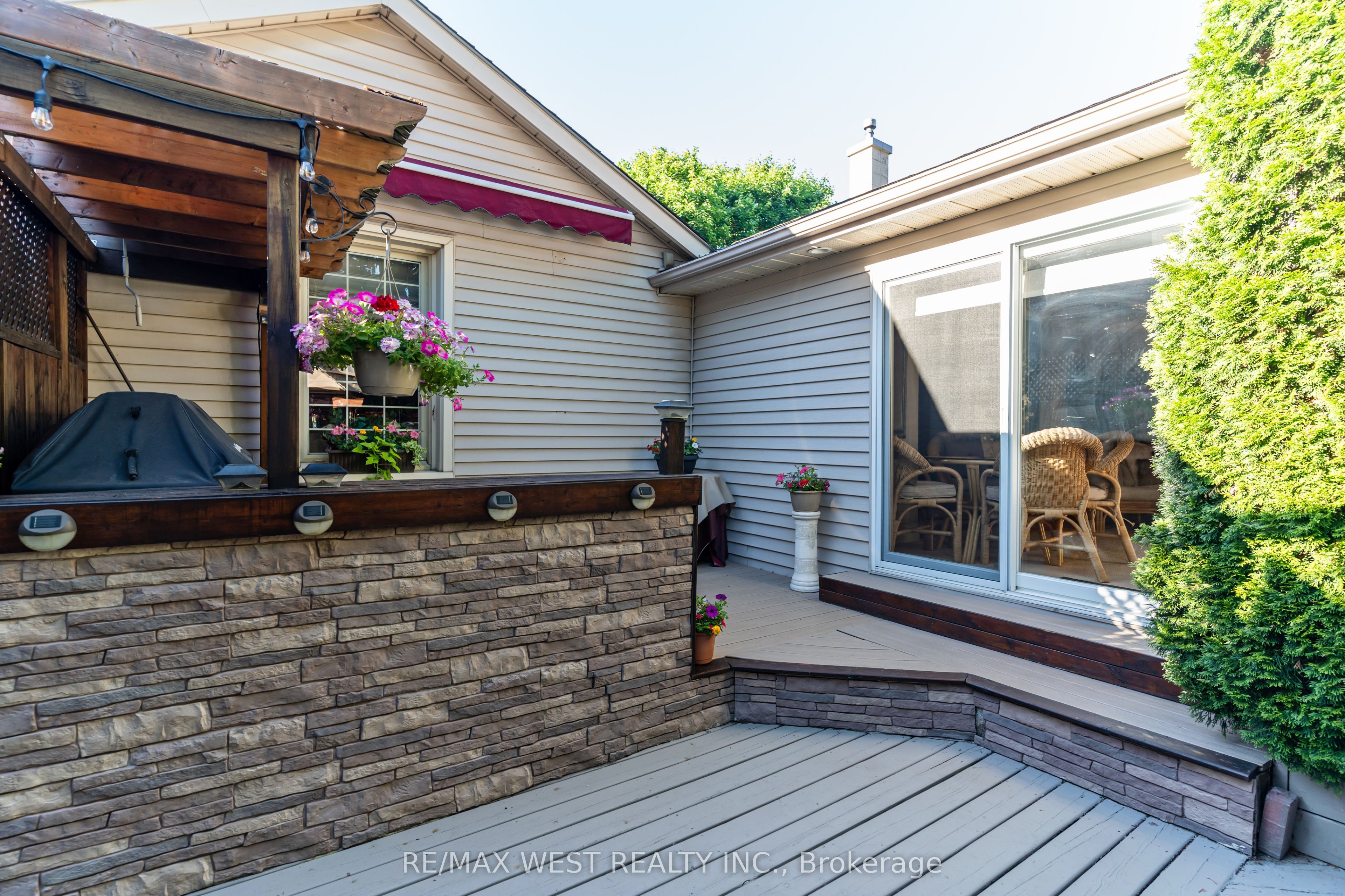 560 Peel Street Property Photo 14