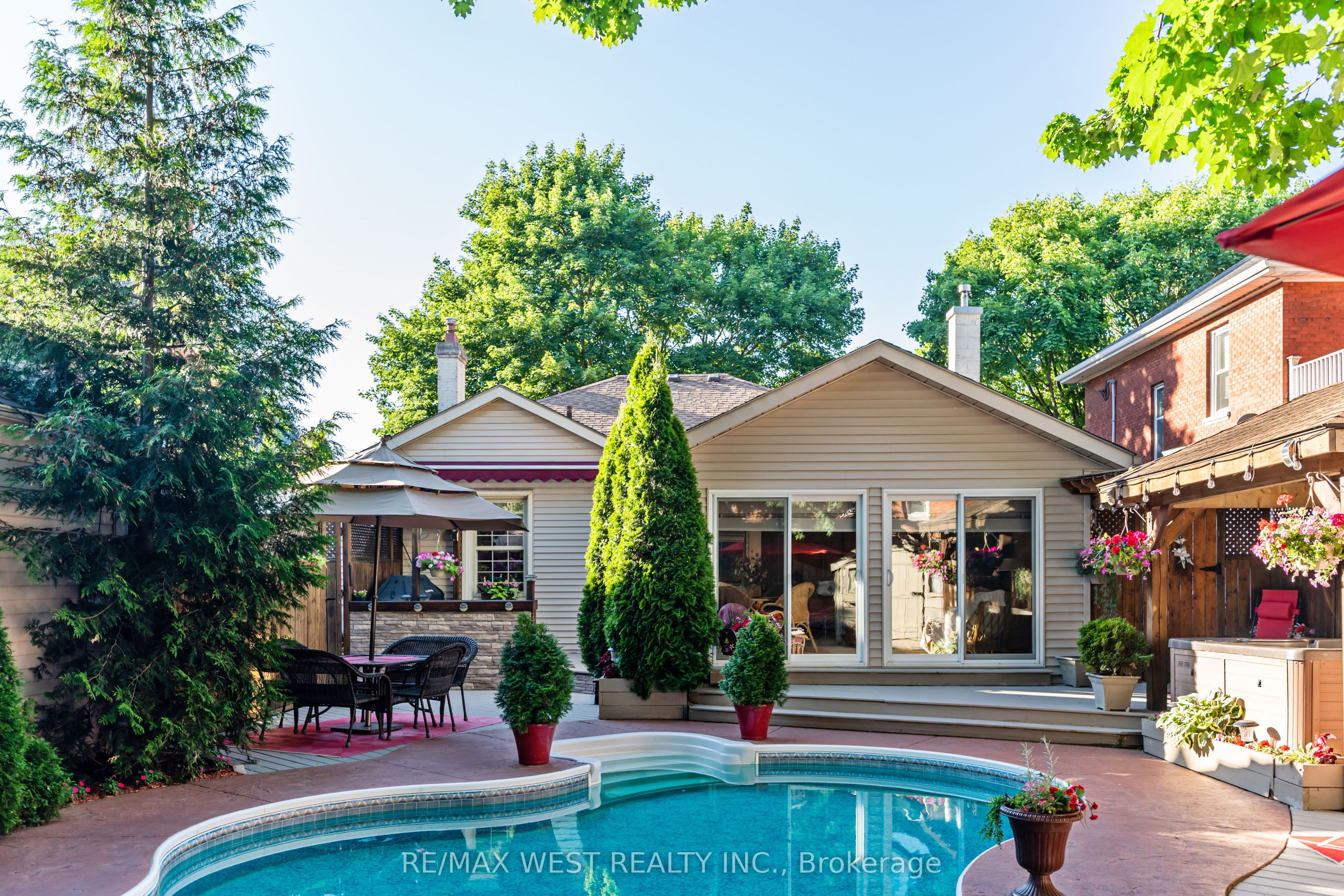 560 Peel Street Property Photo 16