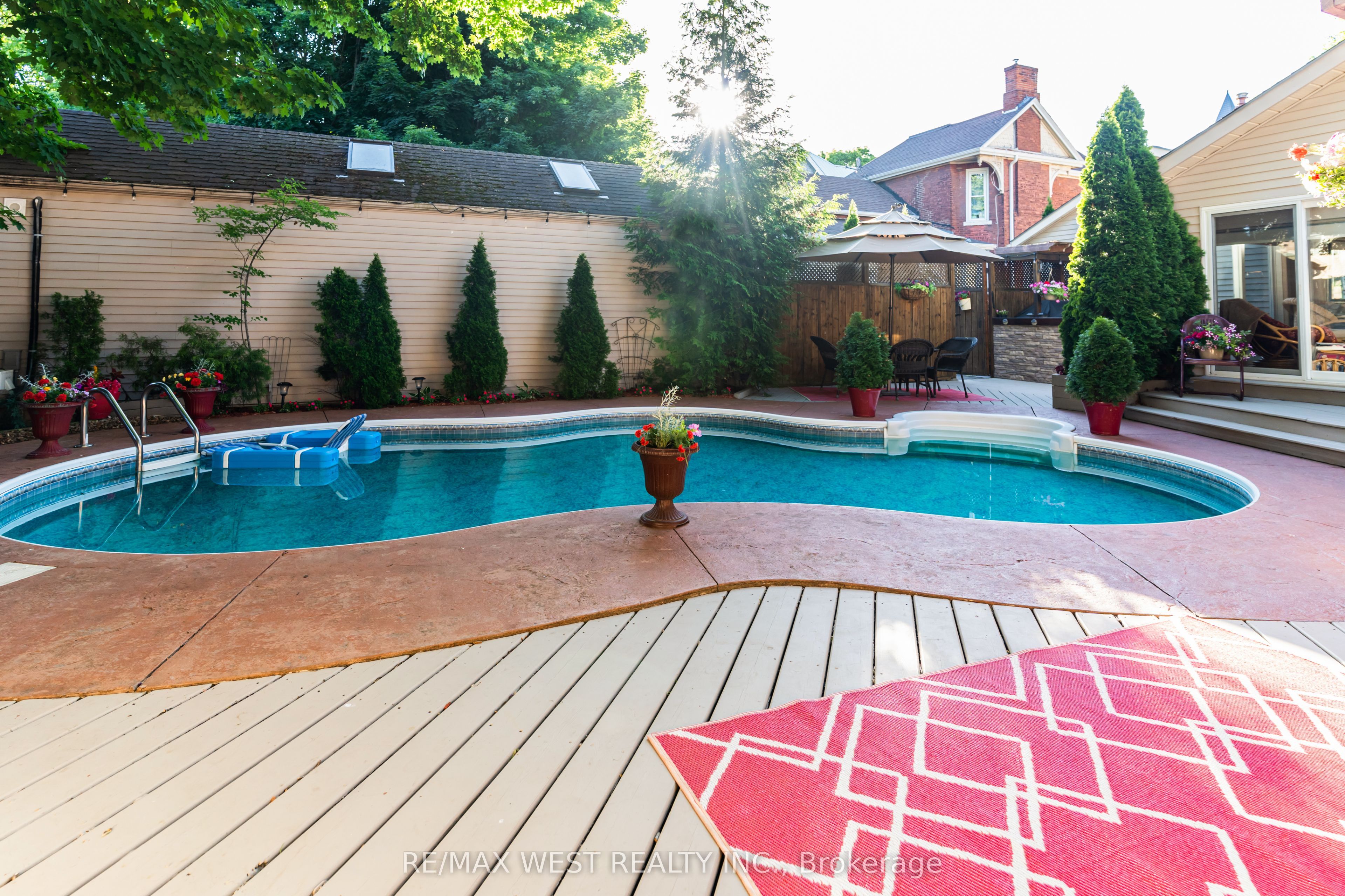 560 Peel Street Property Photo 17