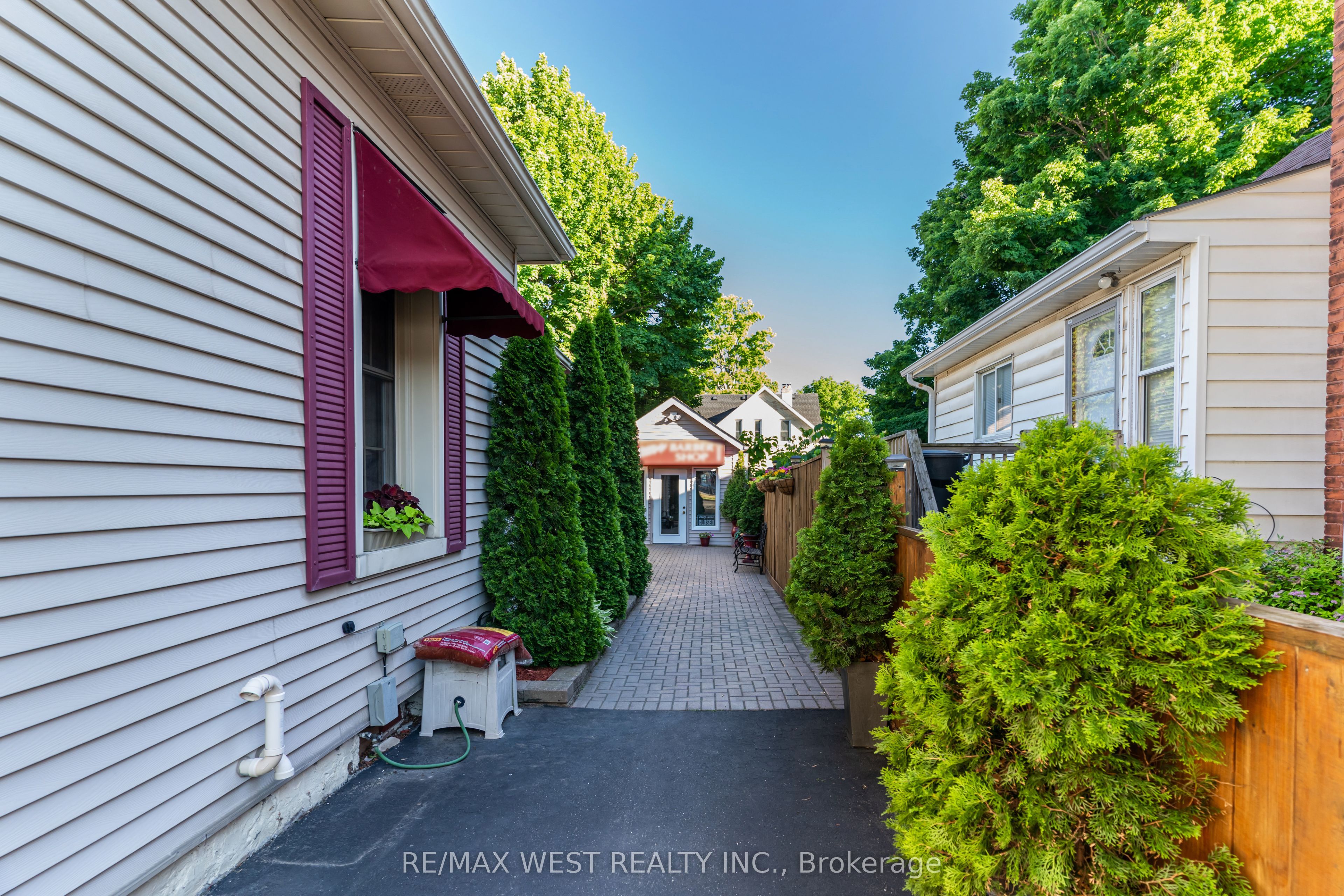 560 Peel Street Property Photo 25