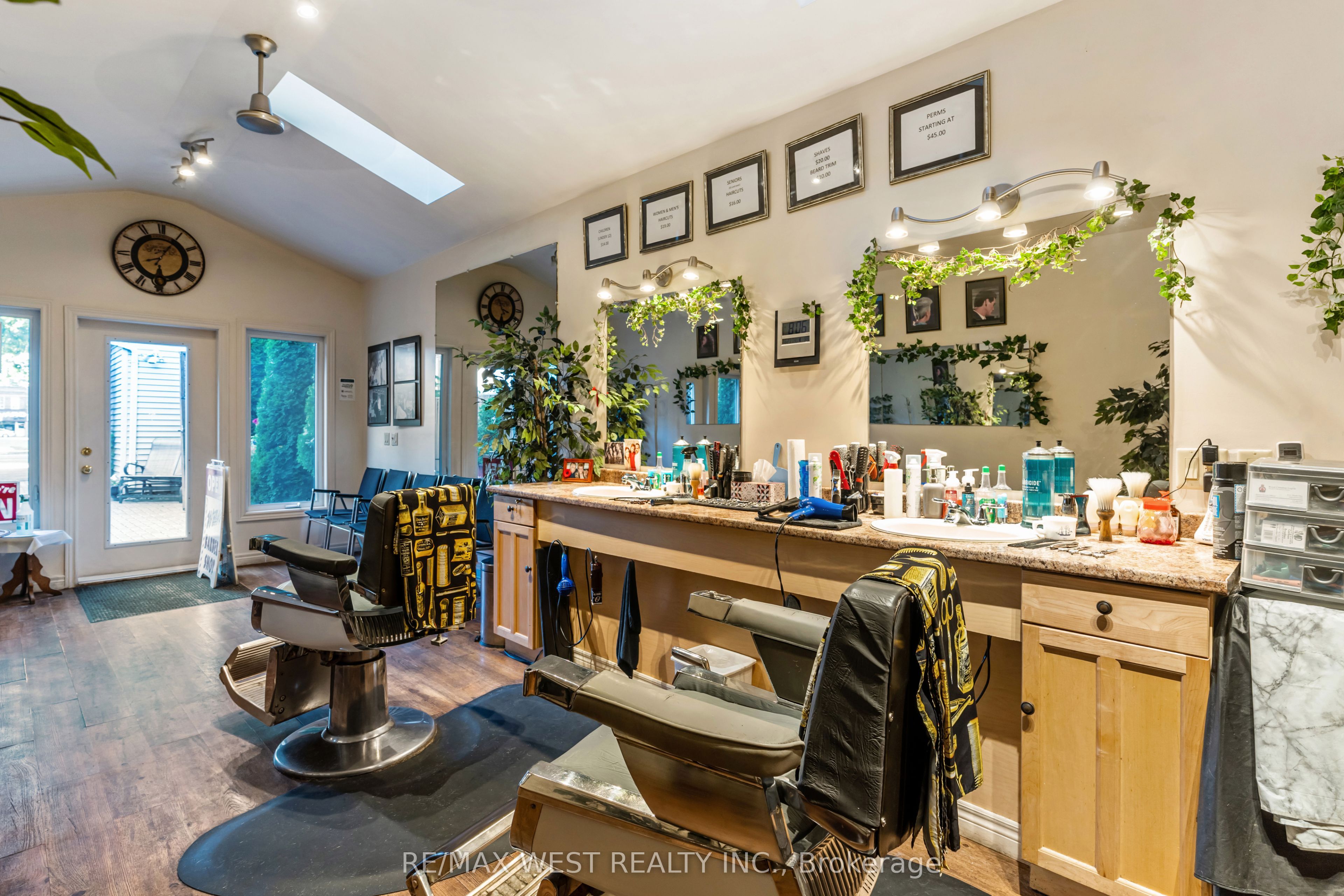 560 Peel Street Property Photo 27