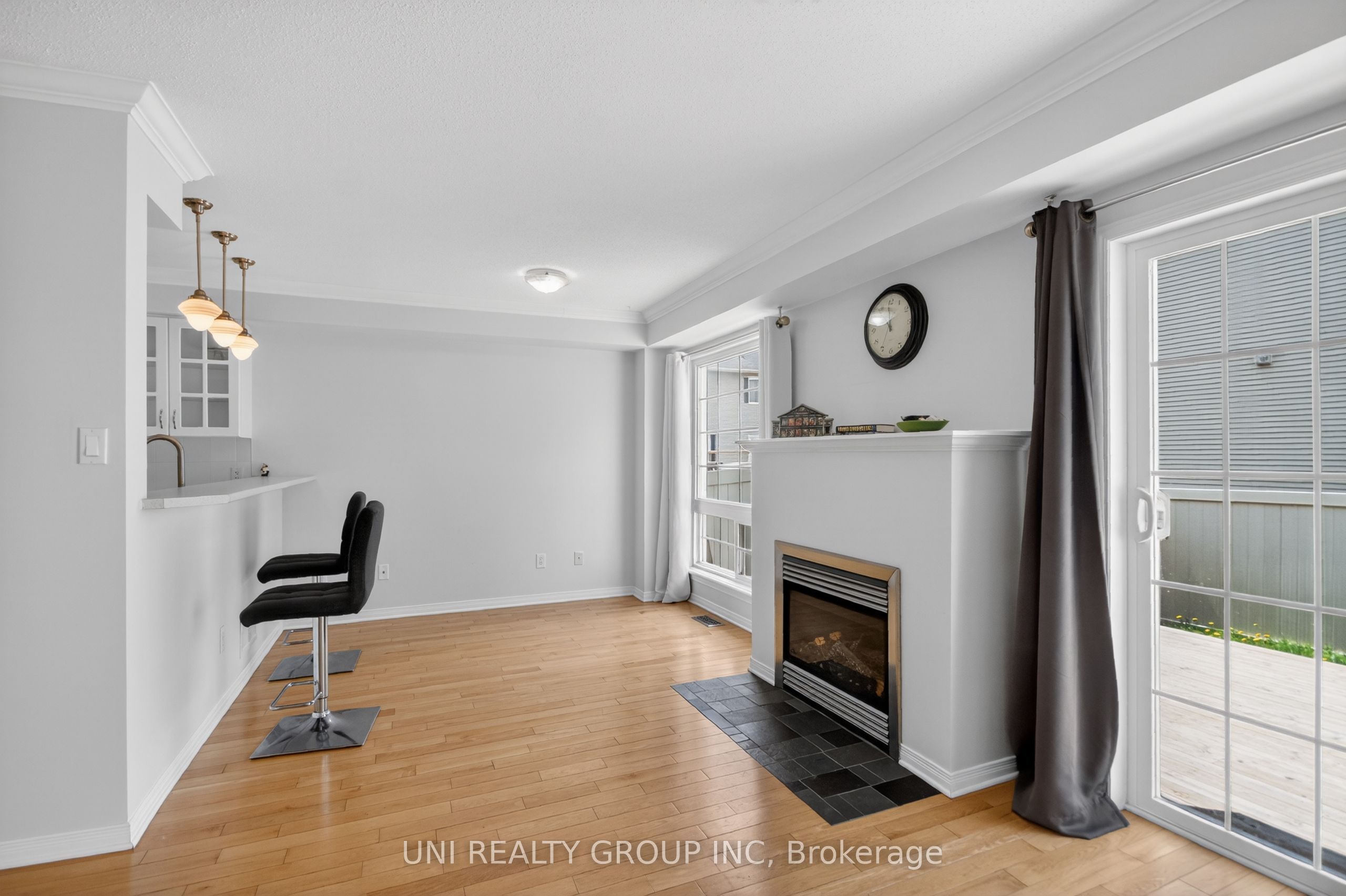 546 Ashbourne Crescent Property Photo 4