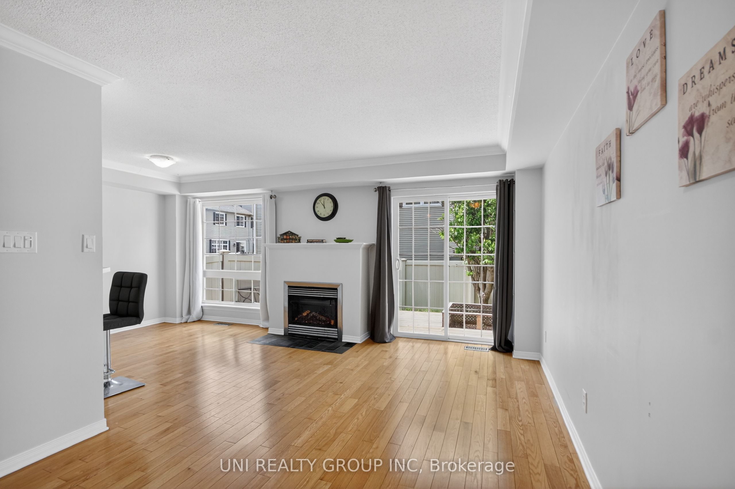 546 Ashbourne Crescent Property Photo 7