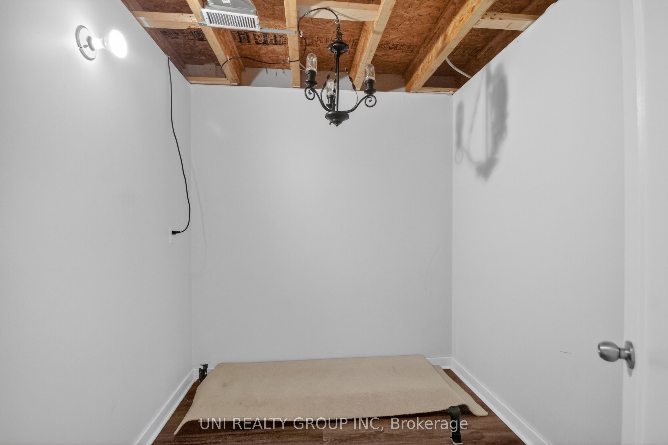 546 Ashbourne Crescent Property Photo 35