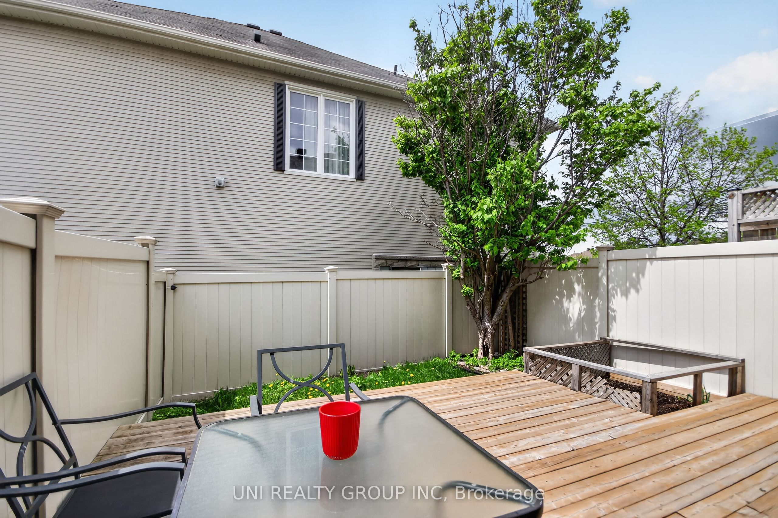 546 Ashbourne Crescent Property Photo 40