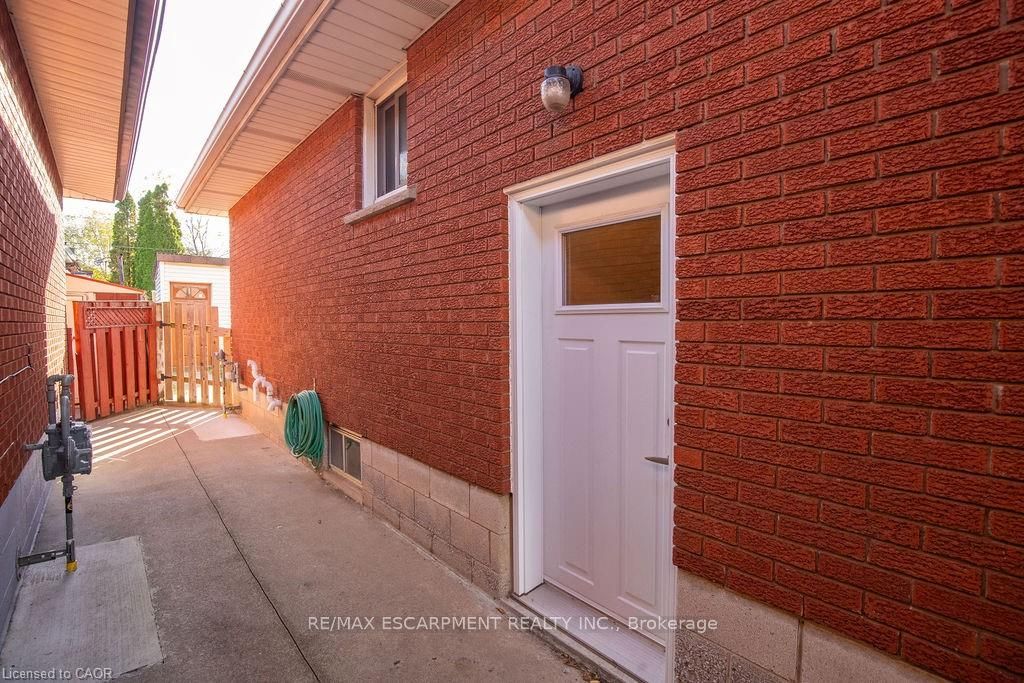 313 Barton Street W Property Photo 4