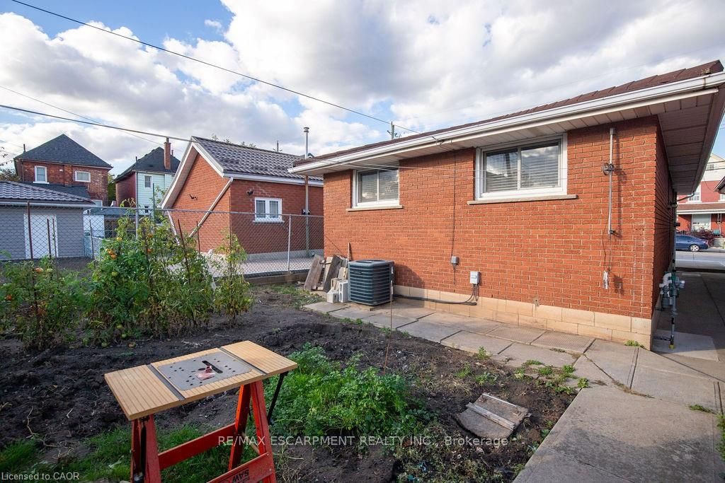313 Barton Street W Property Photo 6