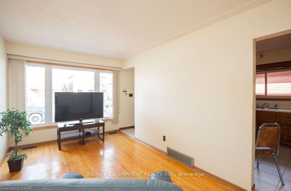 313 Barton Street W Property Photo 8