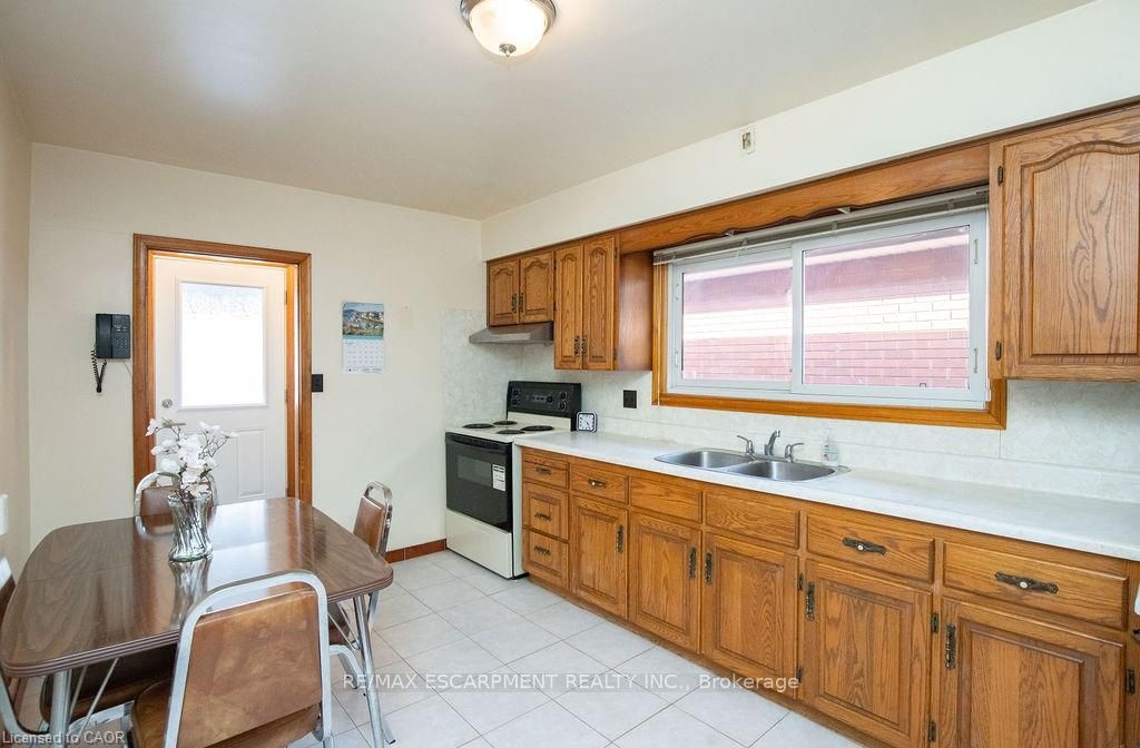 313 Barton Street W Property Photo 9