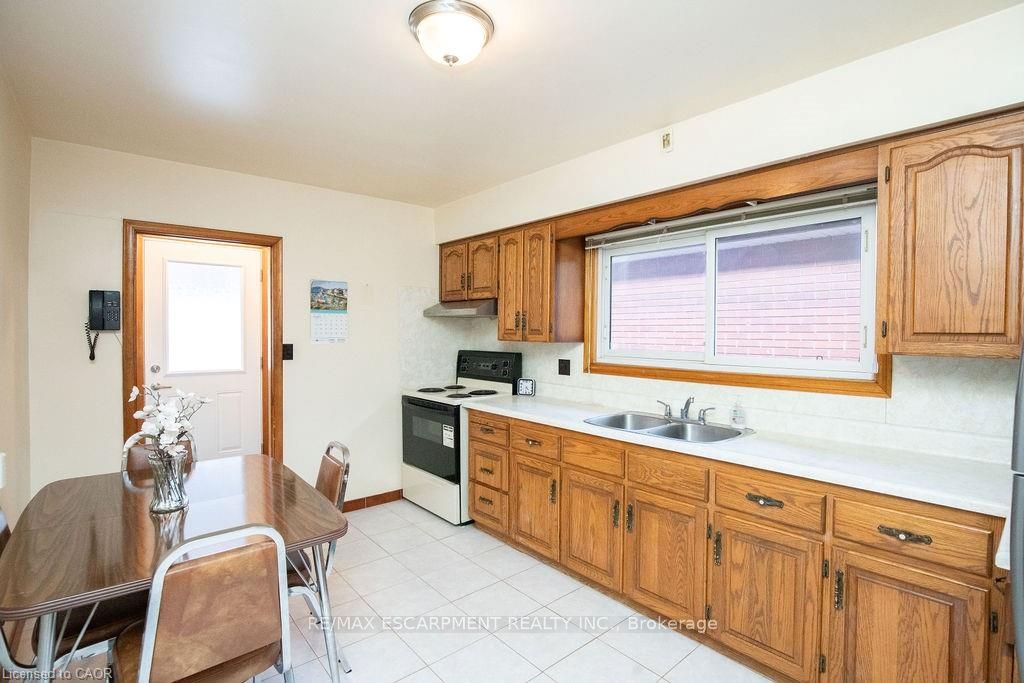 313 Barton Street W Property Photo 17