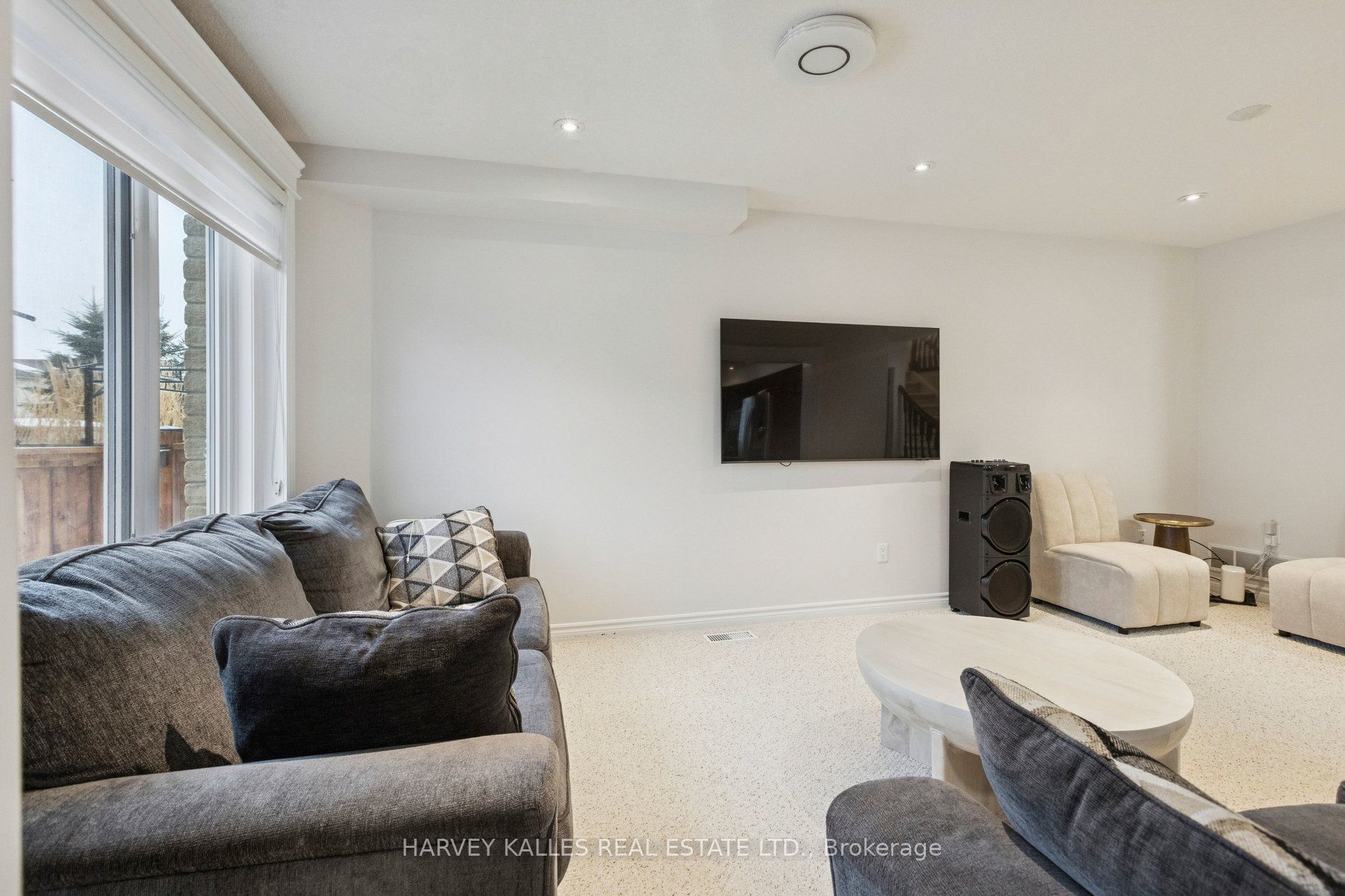 409 Tealby Crescent Property Photo 7