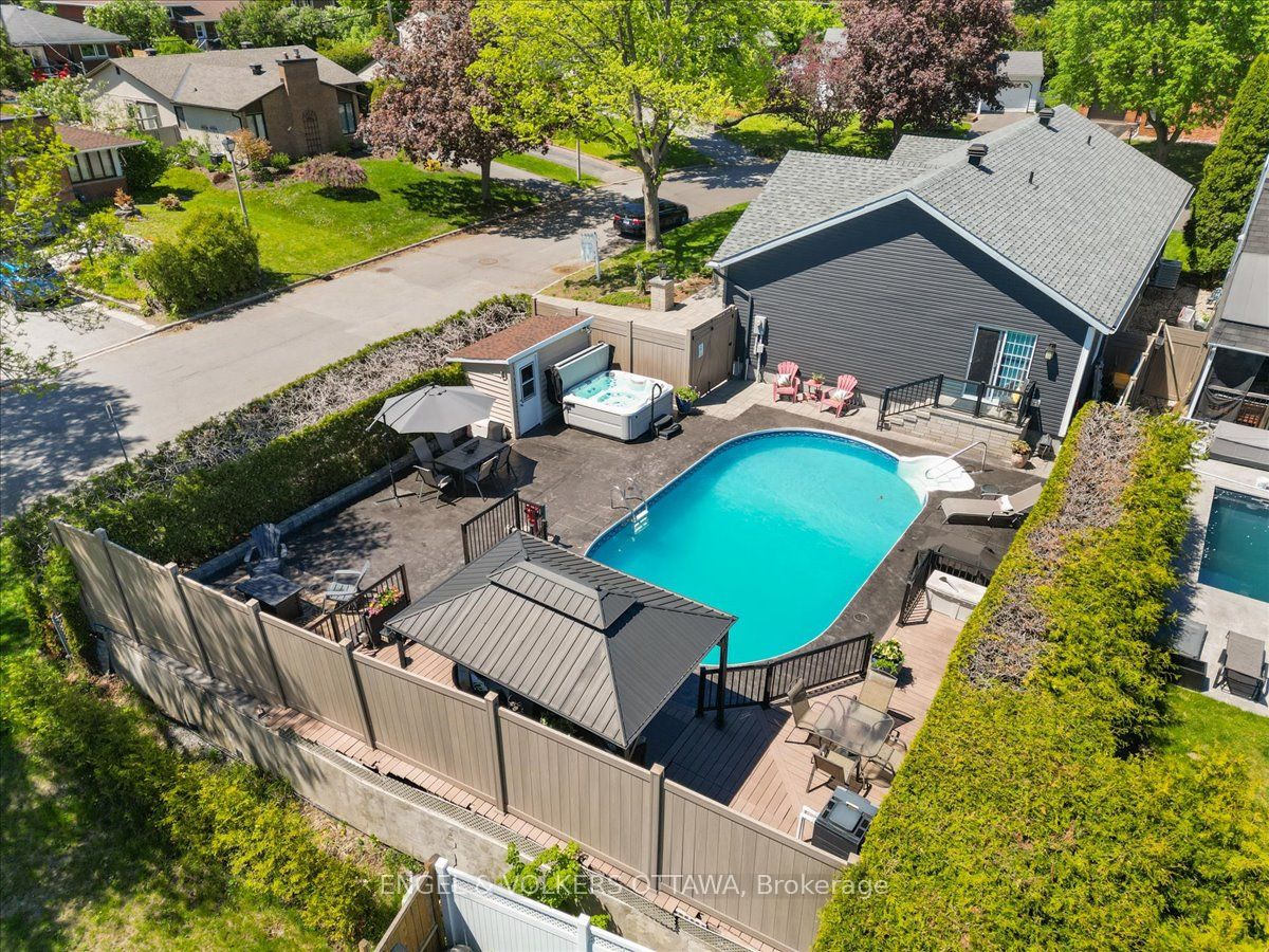 1005 Gold Crescent