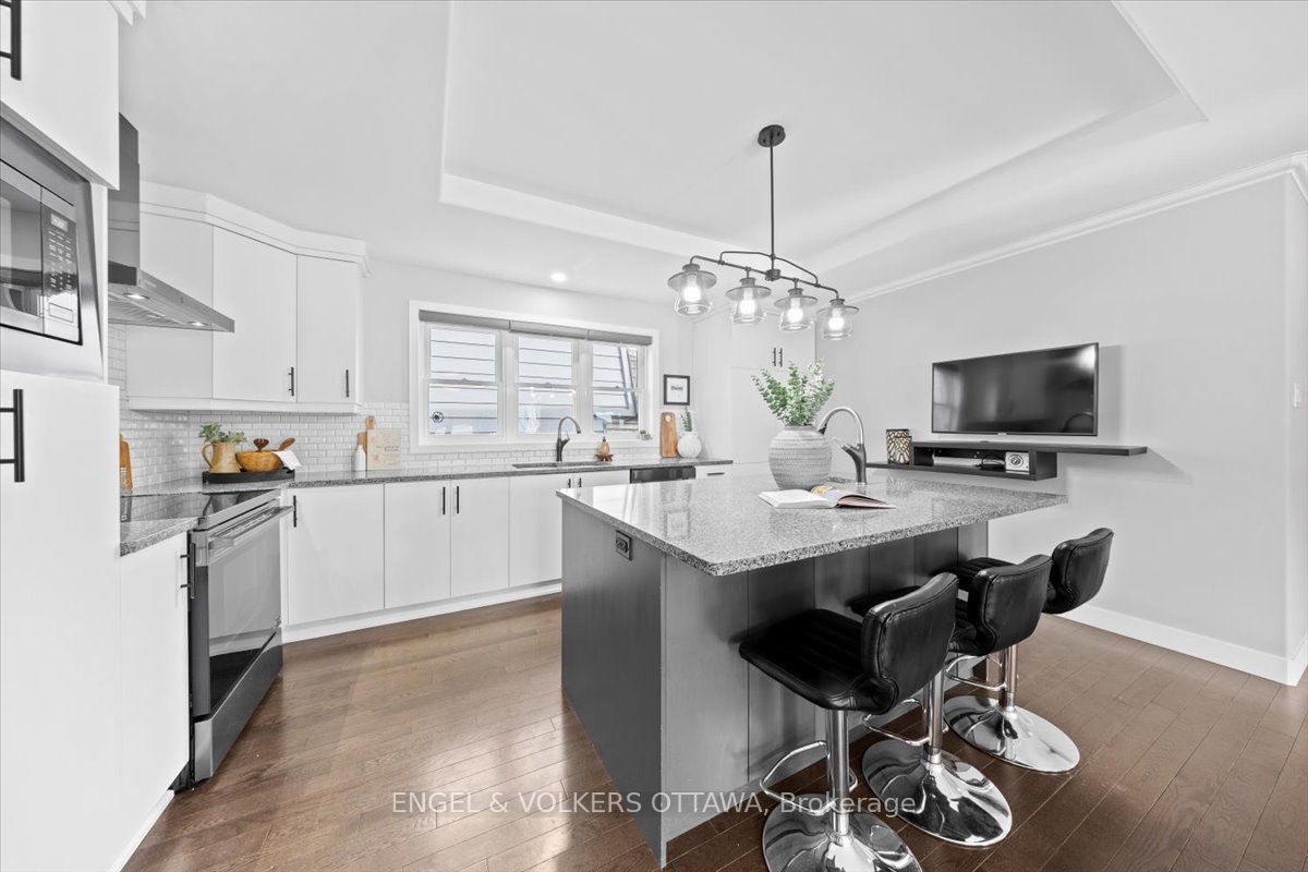 1005 Gold Crescent Property Photo 12