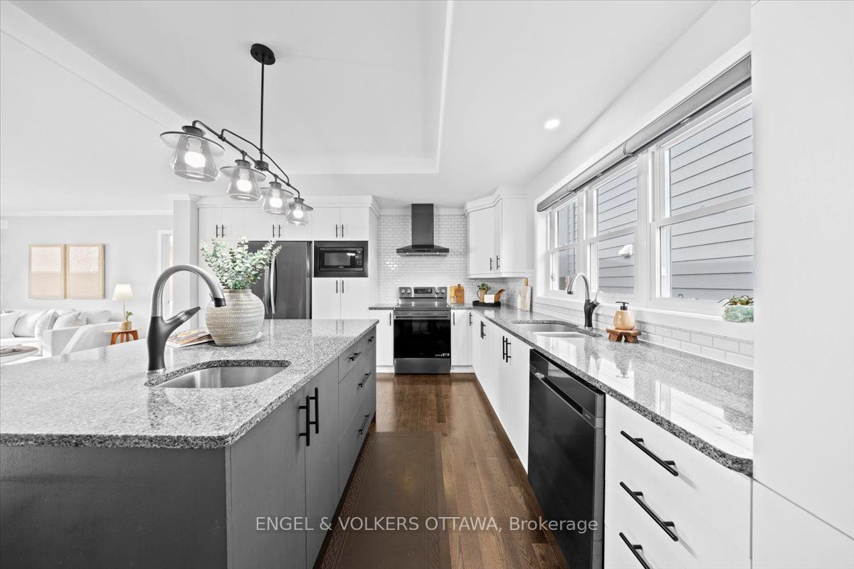 1005 Gold Crescent Property Photo 14
