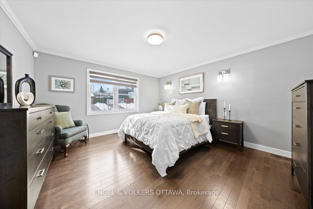 1005 Gold Crescent Property Photo 15
