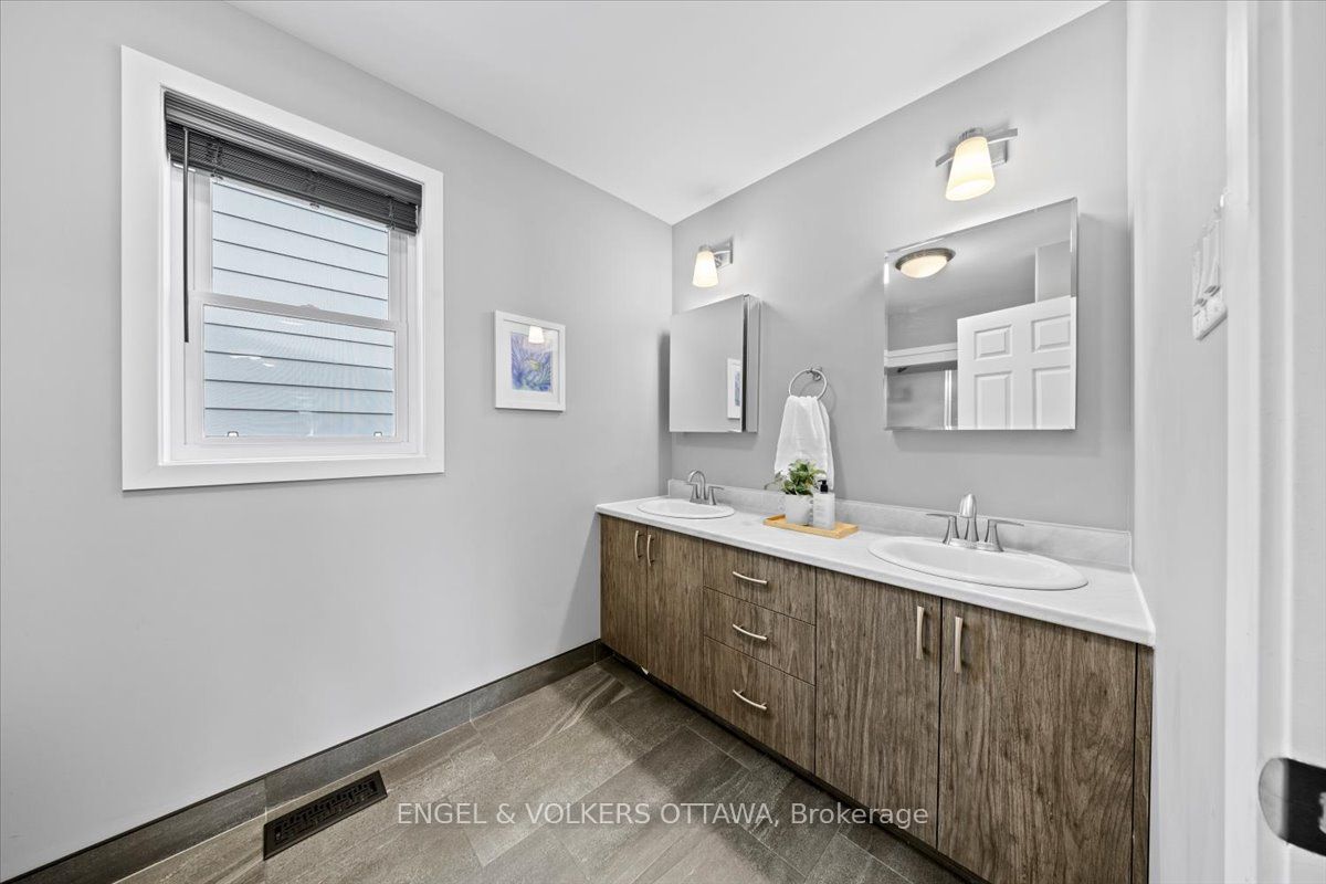 1005 Gold Crescent Property Photo 18