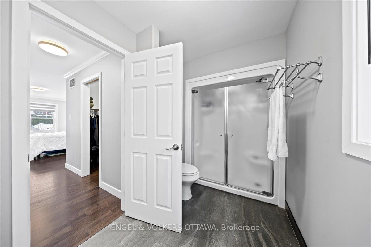1005 Gold Crescent Property Photo 19