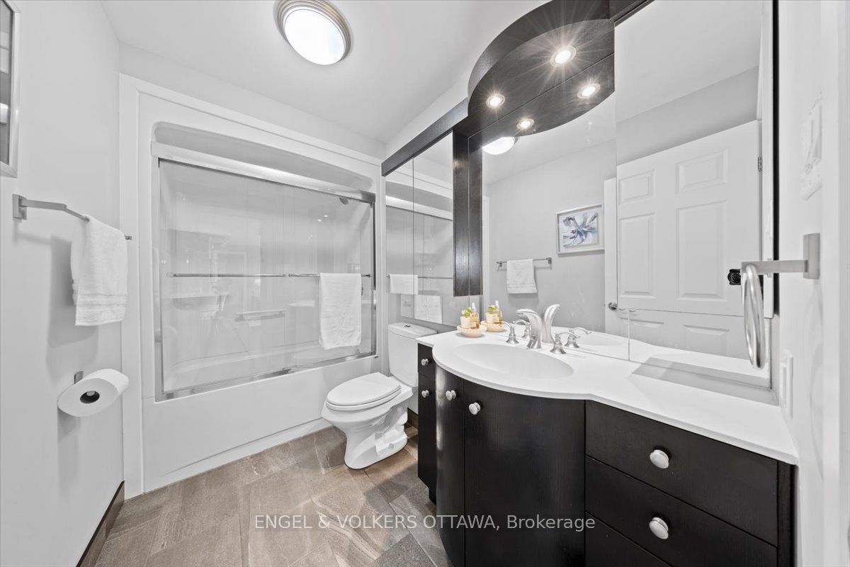 1005 Gold Crescent Property Photo 22