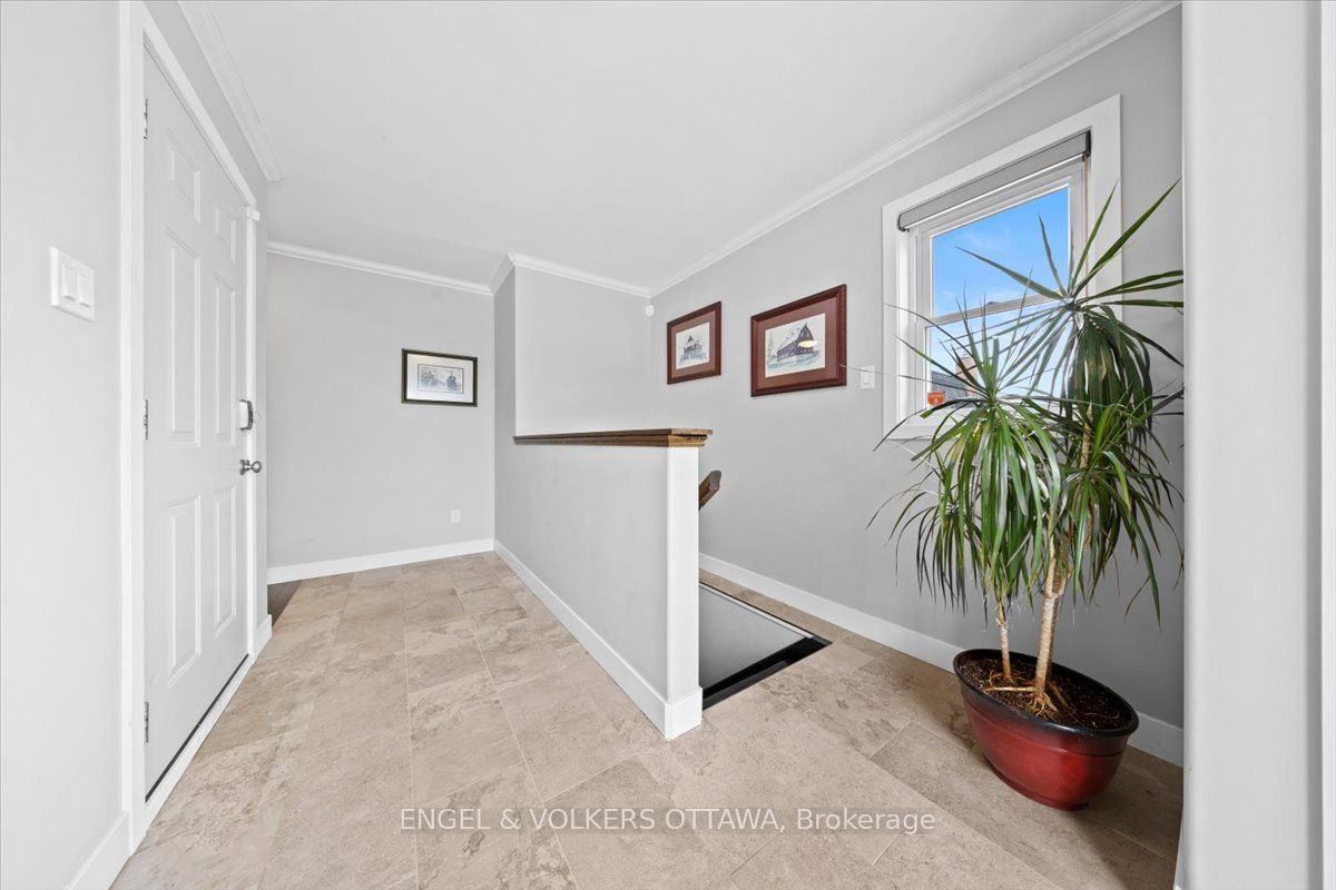 1005 Gold Crescent Property Photo 24