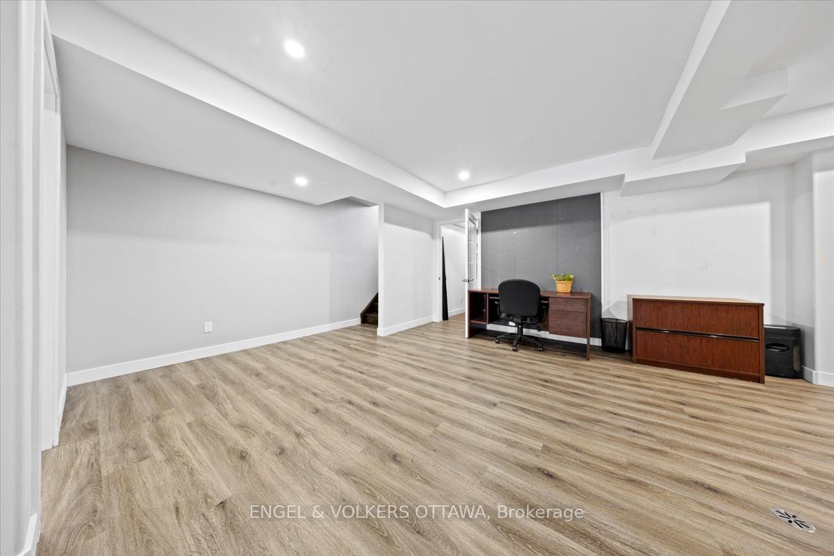 1005 Gold Crescent Property Photo 26