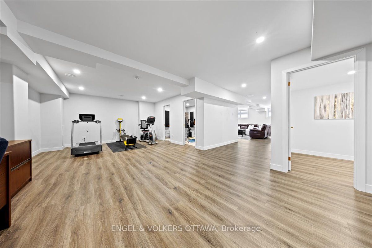 1005 Gold Crescent Property Photo 27