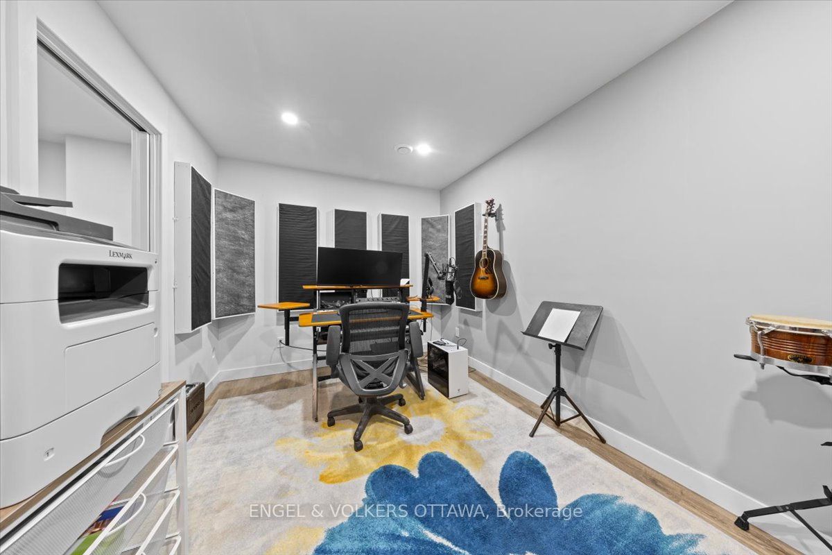 1005 Gold Crescent Property Photo 29