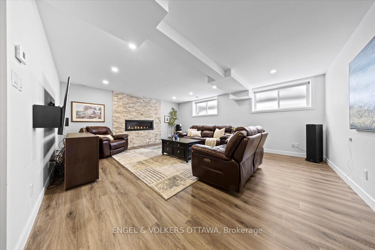 1005 Gold Crescent Property Photo 31