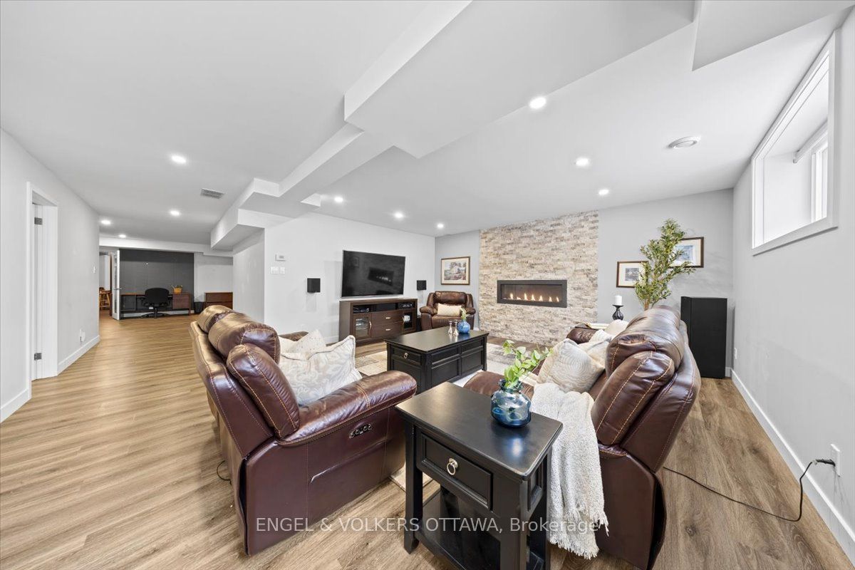 1005 Gold Crescent Property Photo 32
