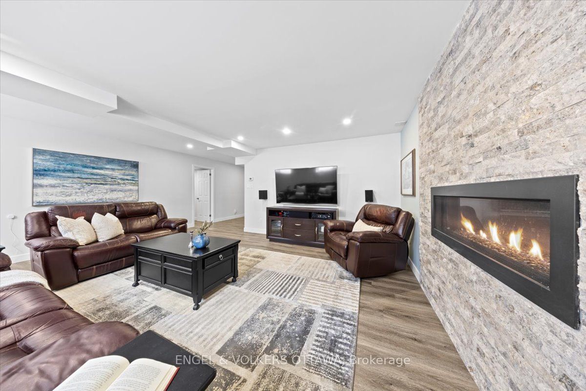 1005 Gold Crescent Property Photo 33