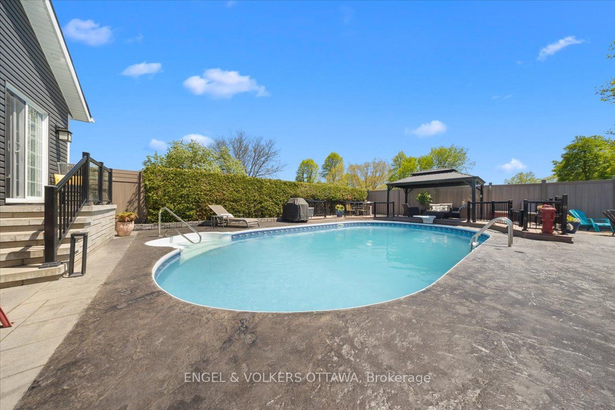 1005 Gold Crescent Property Photo 34