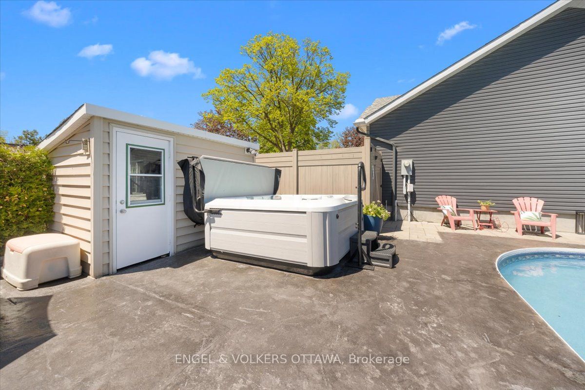 1005 Gold Crescent Property Photo 37