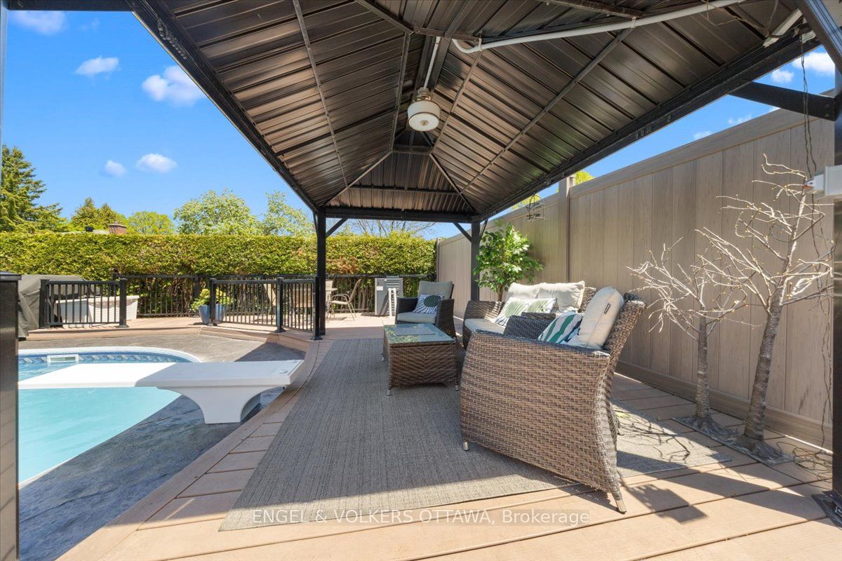 1005 Gold Crescent Property Photo 38