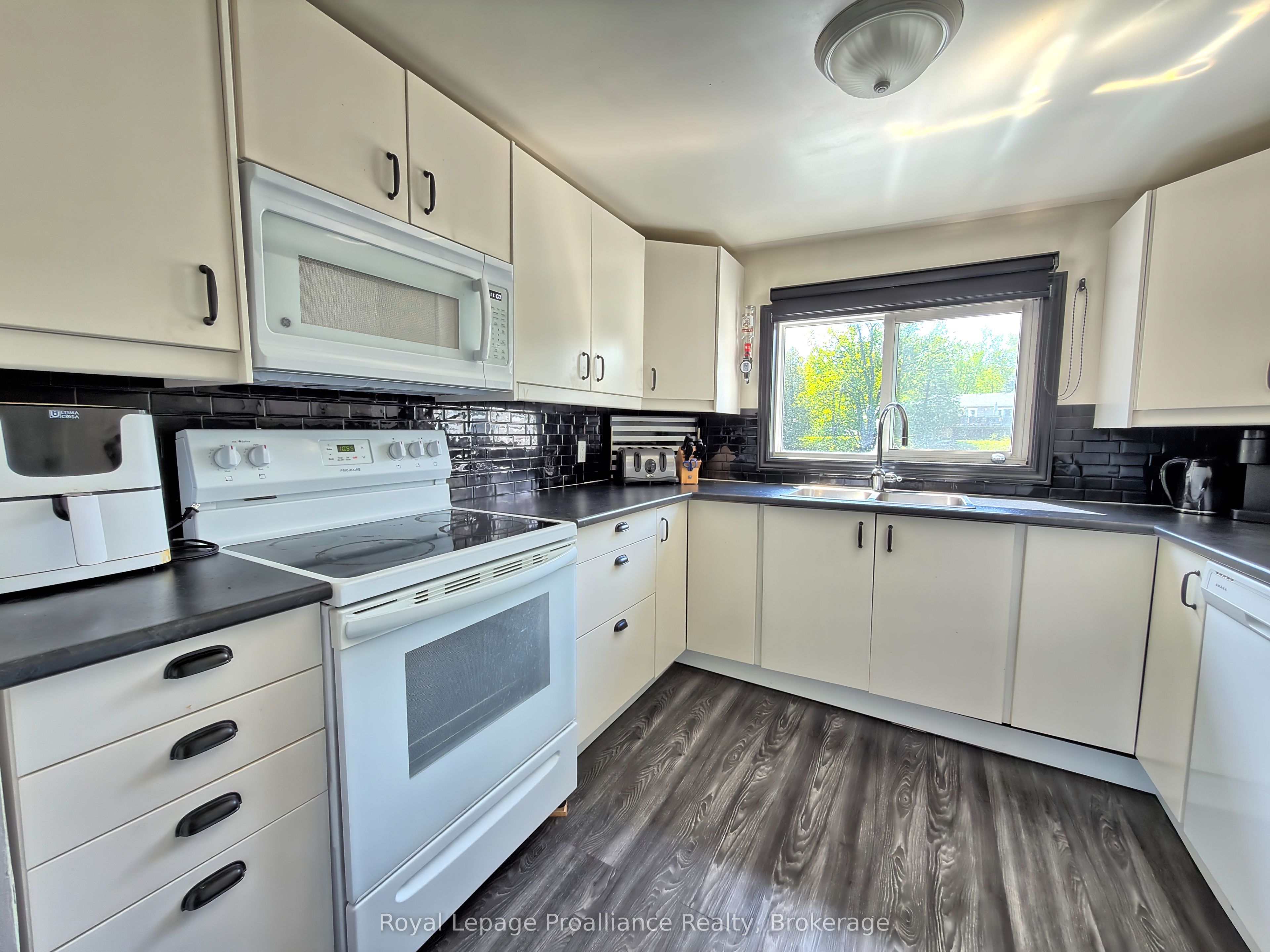 562 Cordova Road Property Photo 6