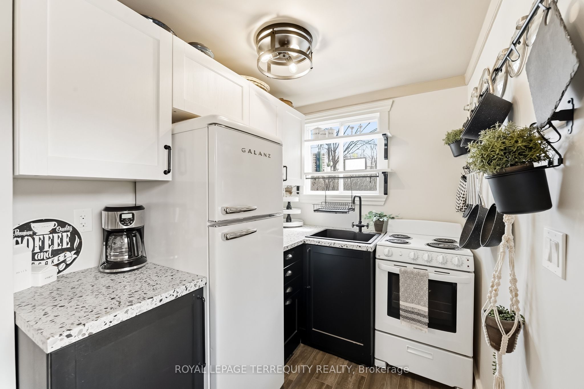65 Booth Street S Property Photo 39