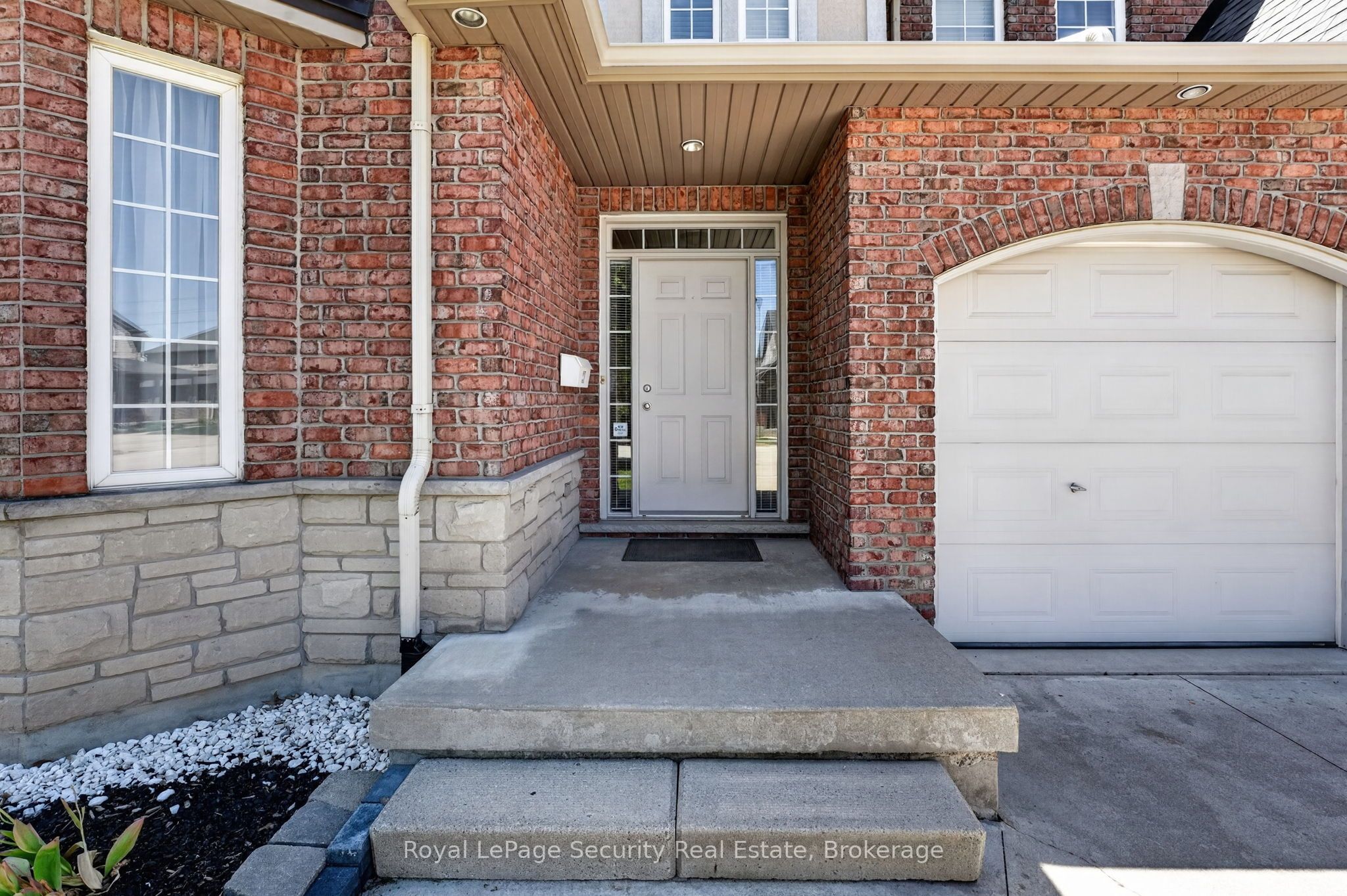 37 Fredonia Crescent Property Photo 3