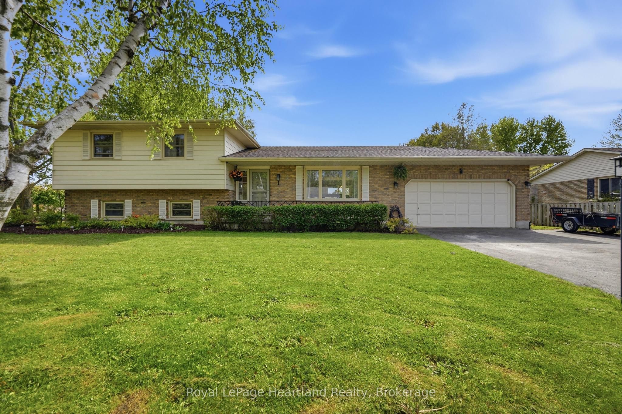 36589 Dunlop Drive Property Photo 1