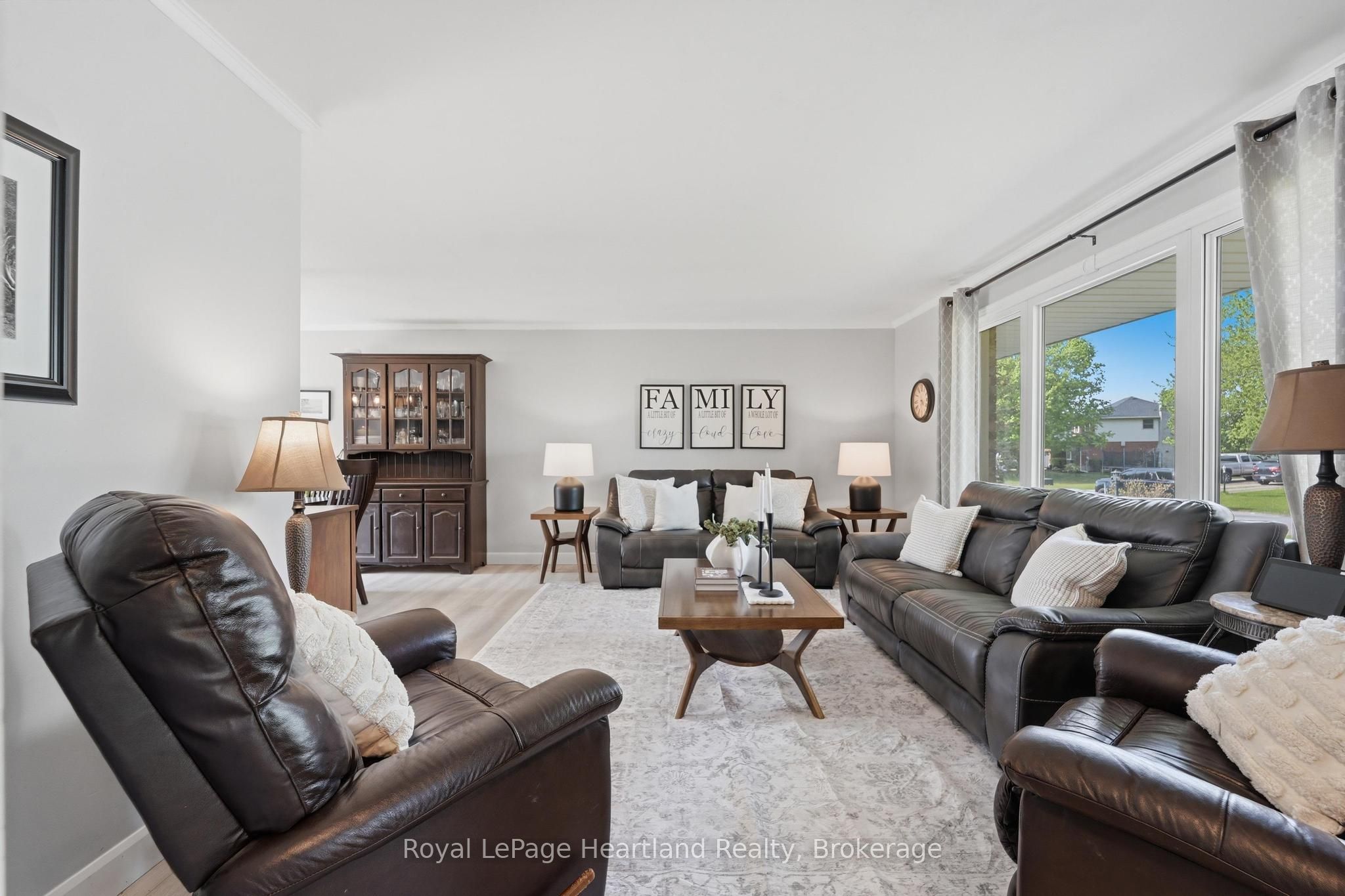 36589 Dunlop Drive Property Photo 4