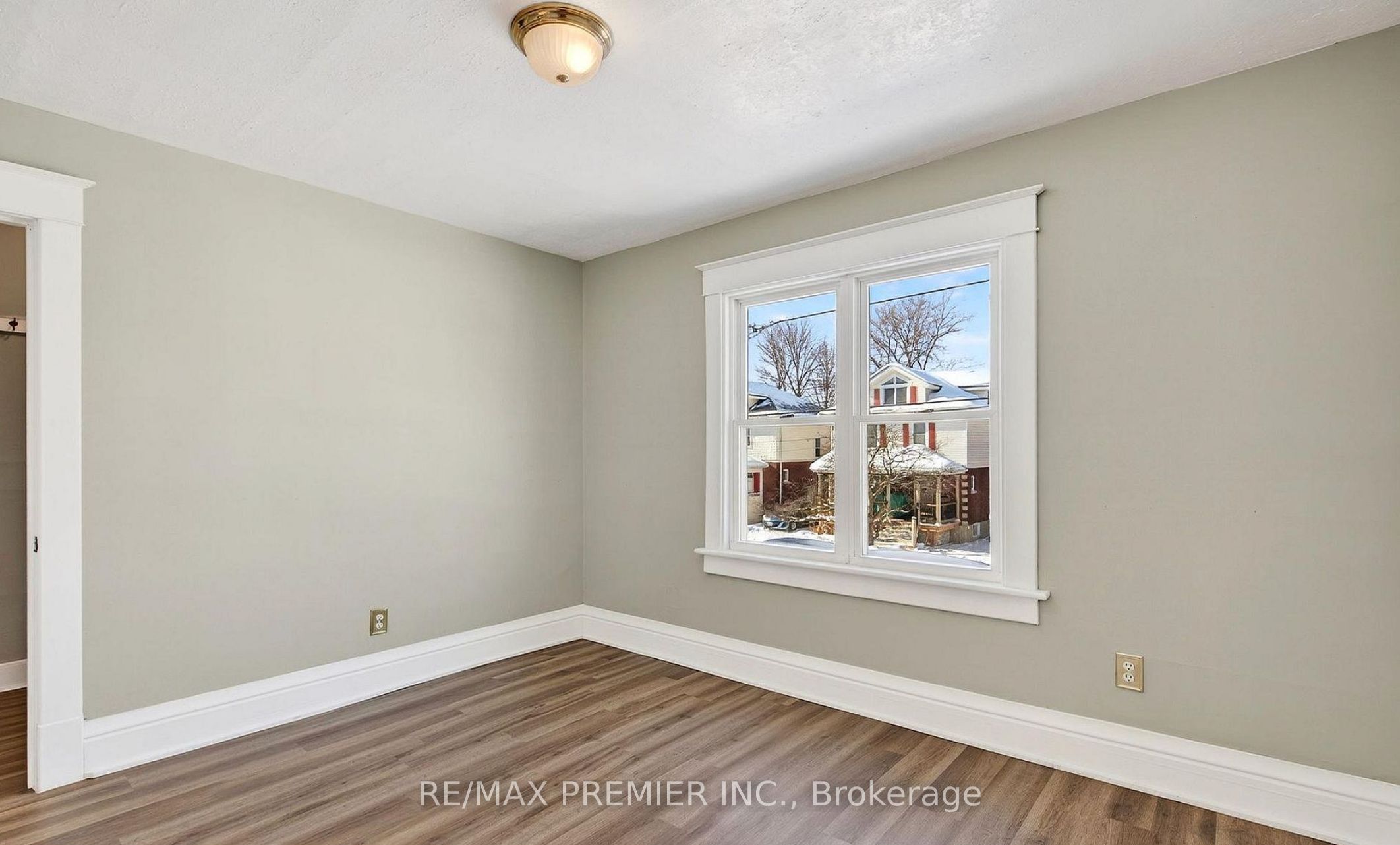 4848 Second Avenue Main Floor Property Photo 7