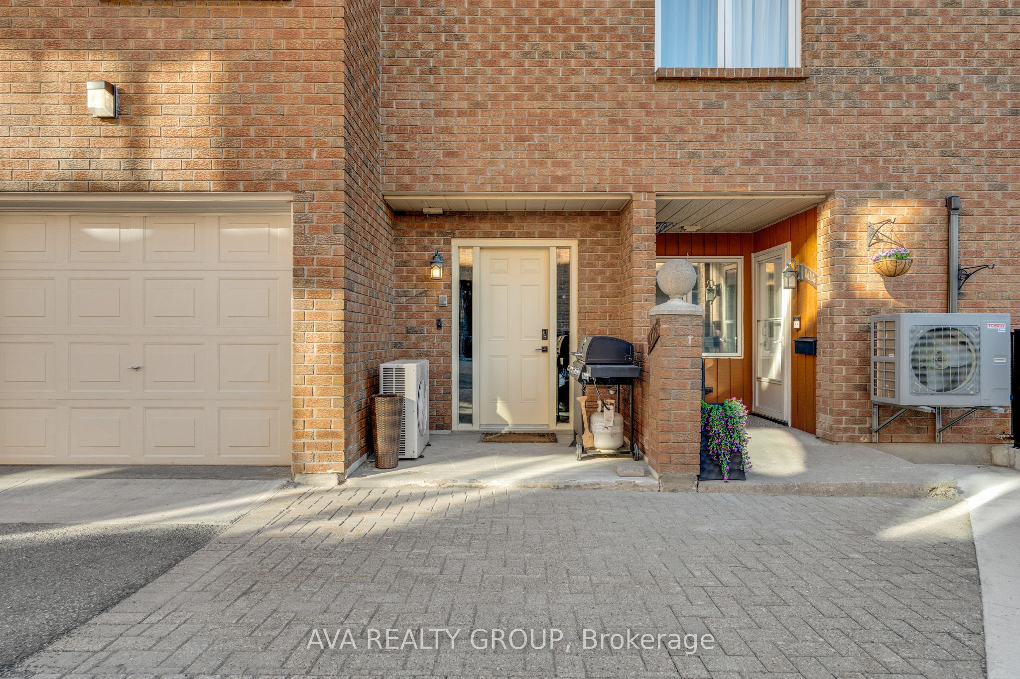 106 Stratas Court N Property Photo 1