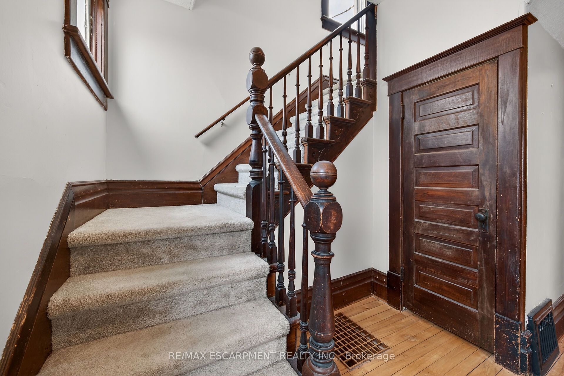 1054 Townline Road E Property Photo 6