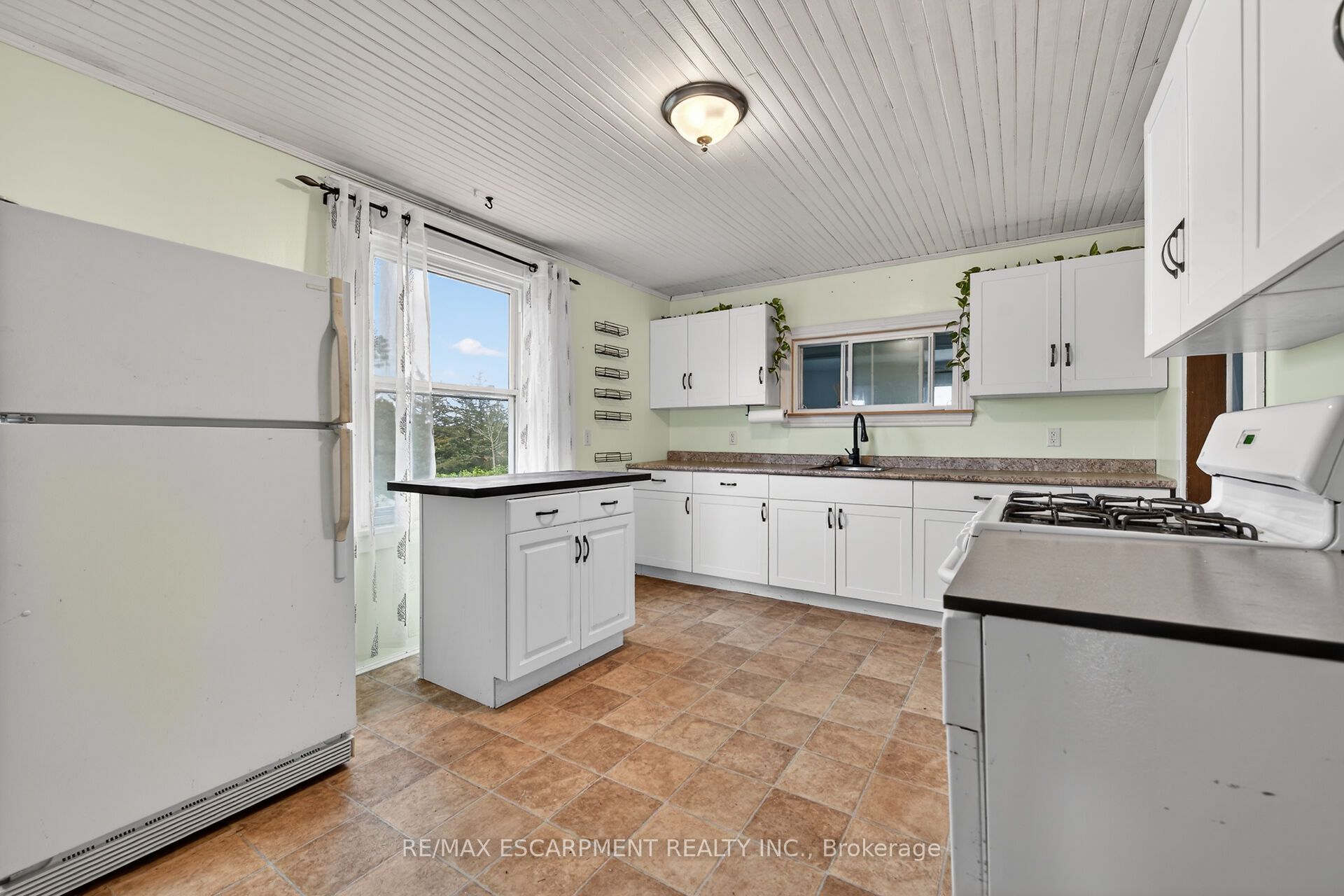 1054 Townline Road E Property Photo 16
