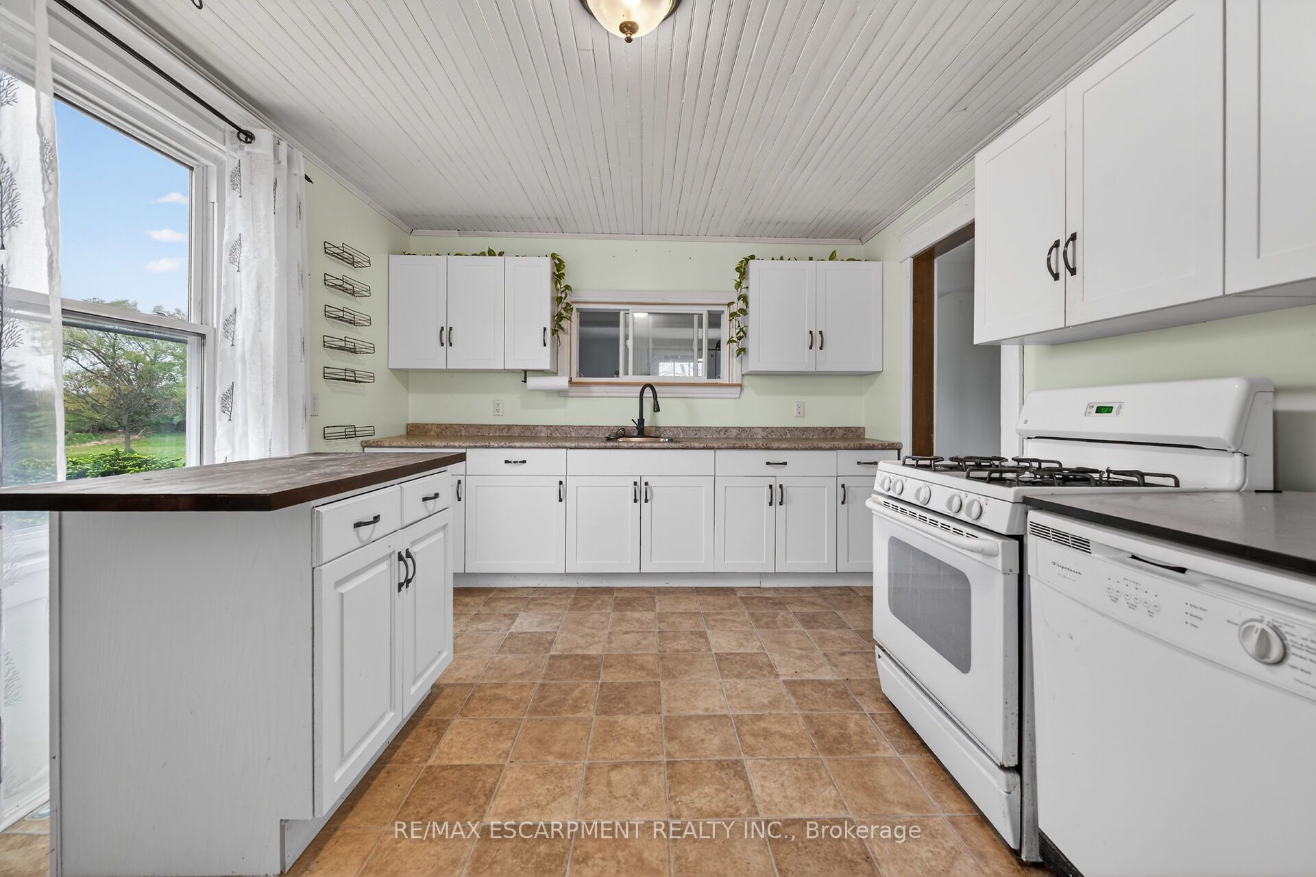 1054 Townline Road E Property Photo 17